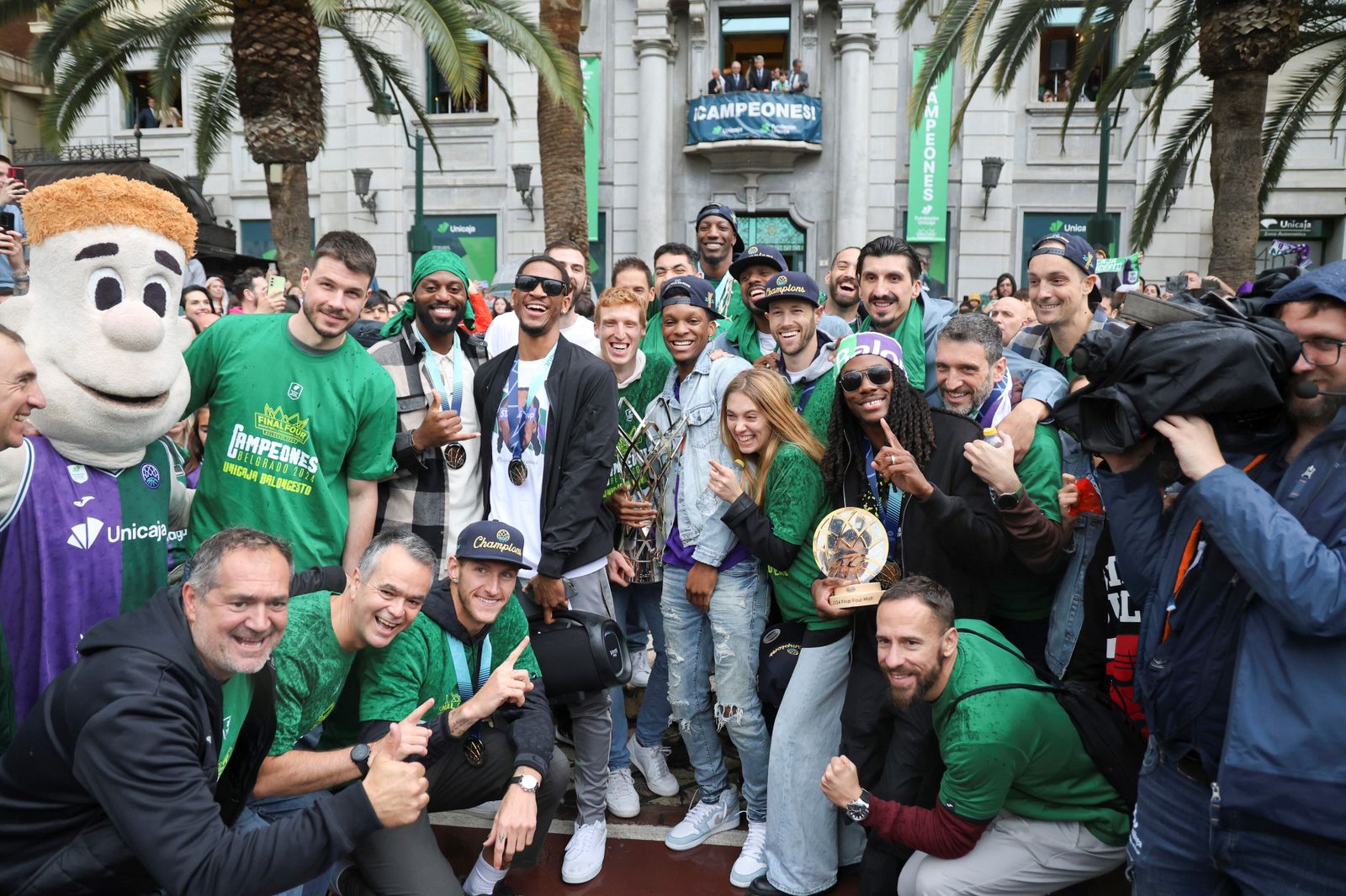 El Unicaja celebra en las calles de Málaga el título de la BCL