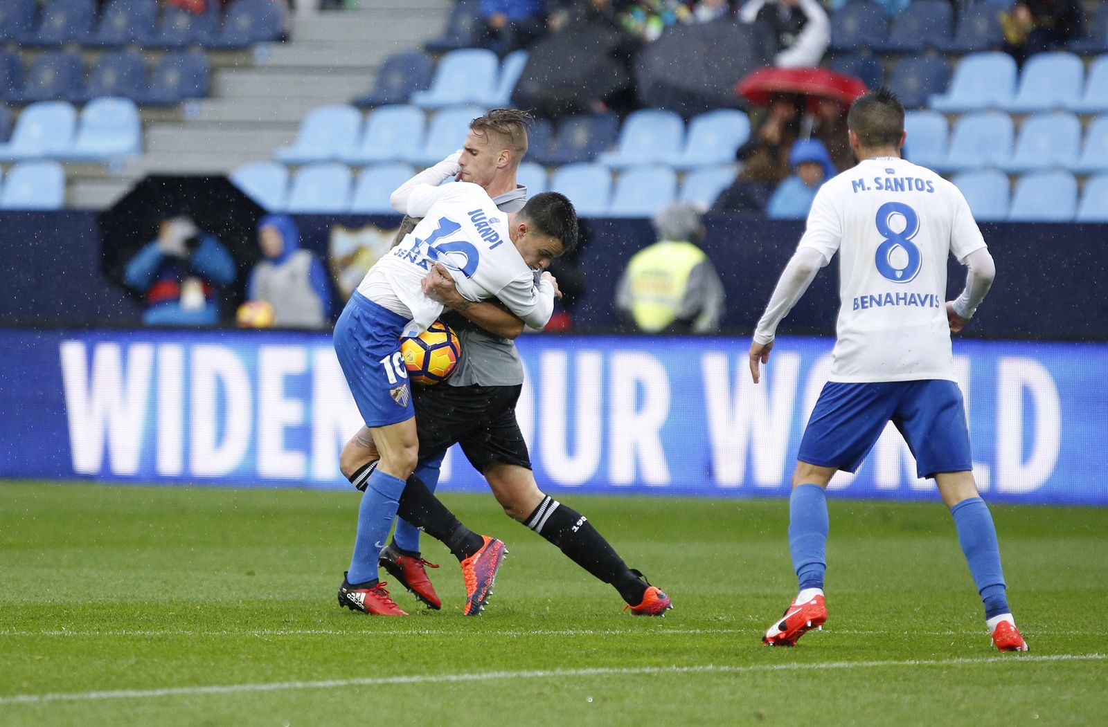 Albentosa placa a Juanpi en el encuentro de ida.