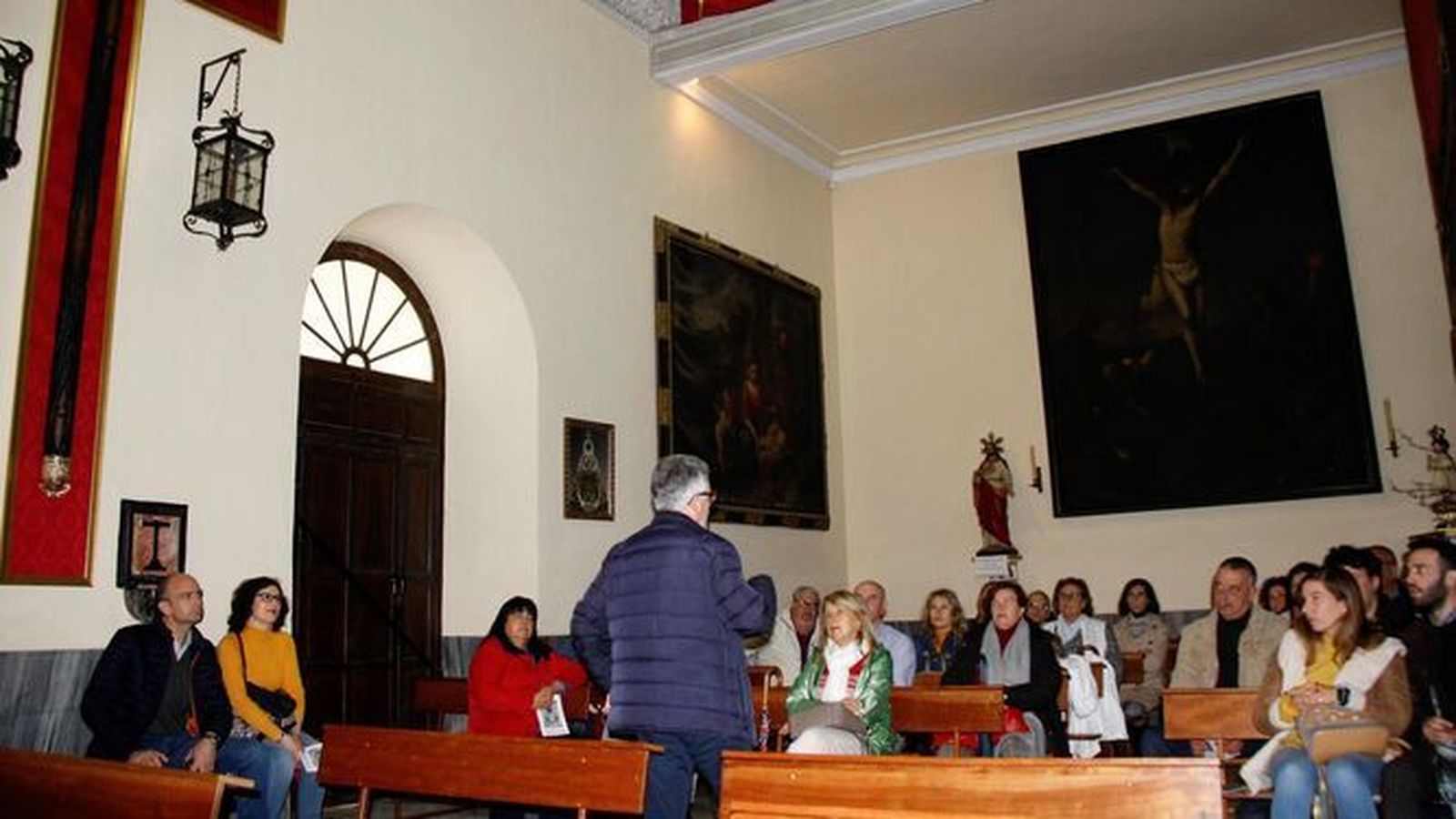 Una de las visitas guiadas a la capilla de la Hermandad de los Afligidos.