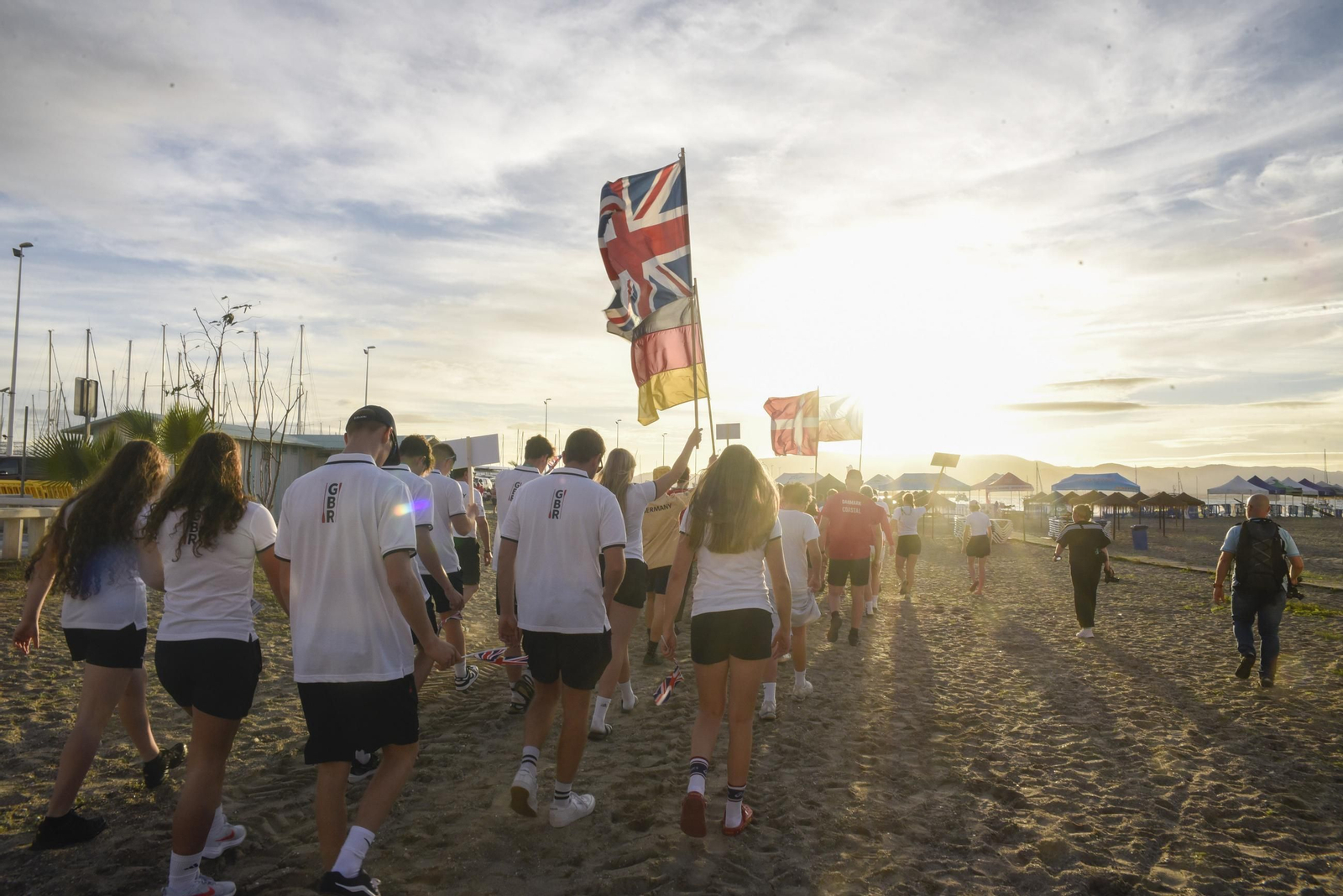 Las fotos del desfile de participantes de la Copa de la Juventud Europea de remo beach sprint de La Línea