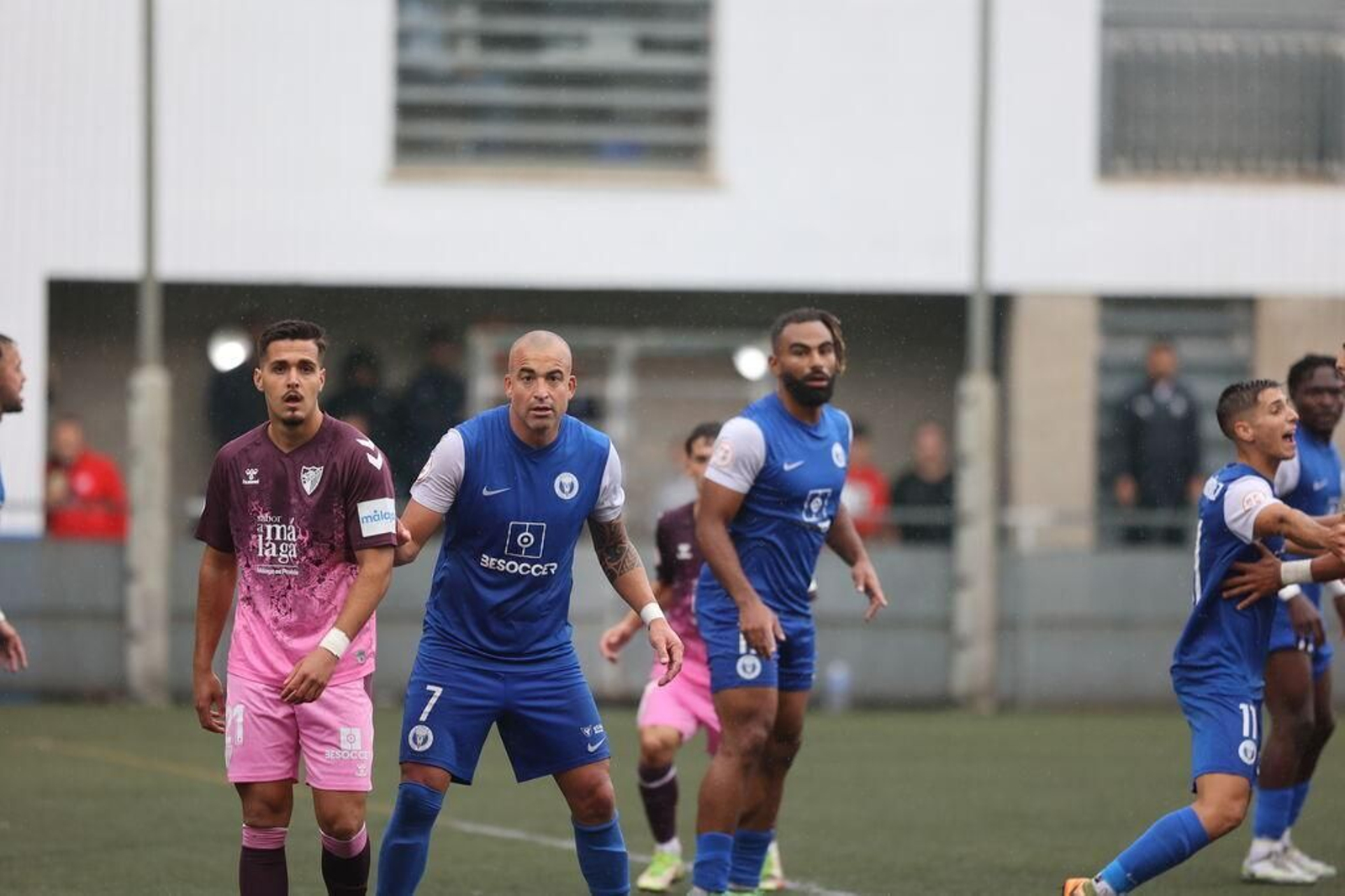 El Tanque Silva esperando un centro para rematar.