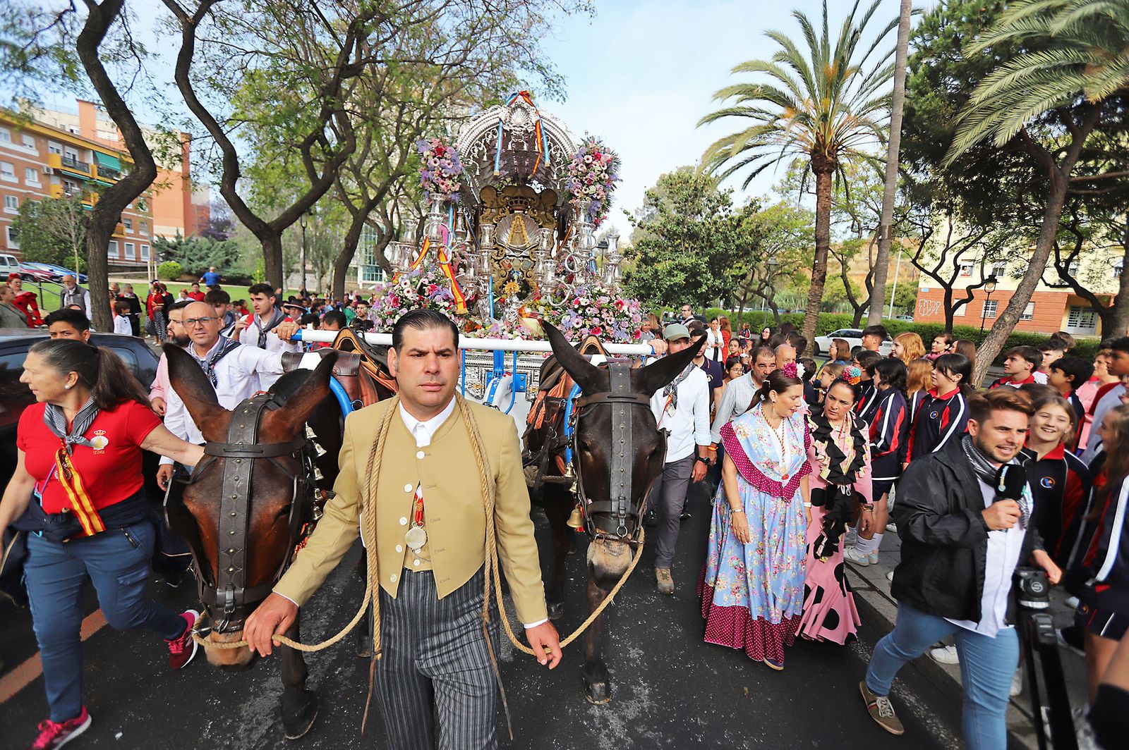 El Rocío 2023: Imágenes de la Hermandad de Emigrantes en su salida de Huelva