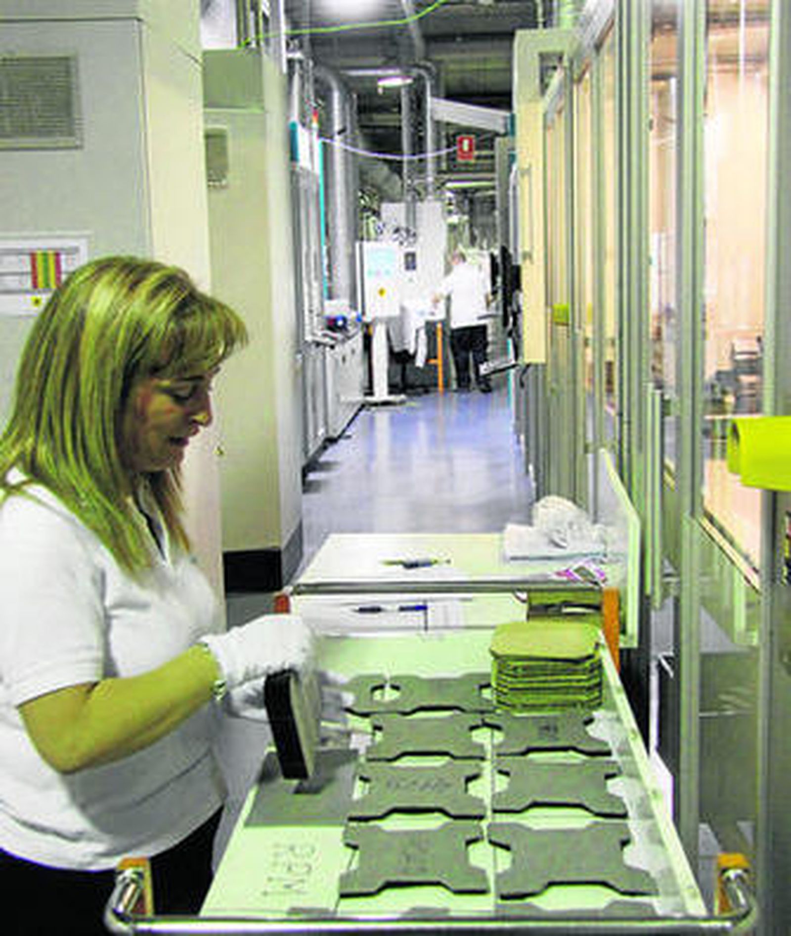 Trabajadores en la fábrica de Isofotón en Málaga.