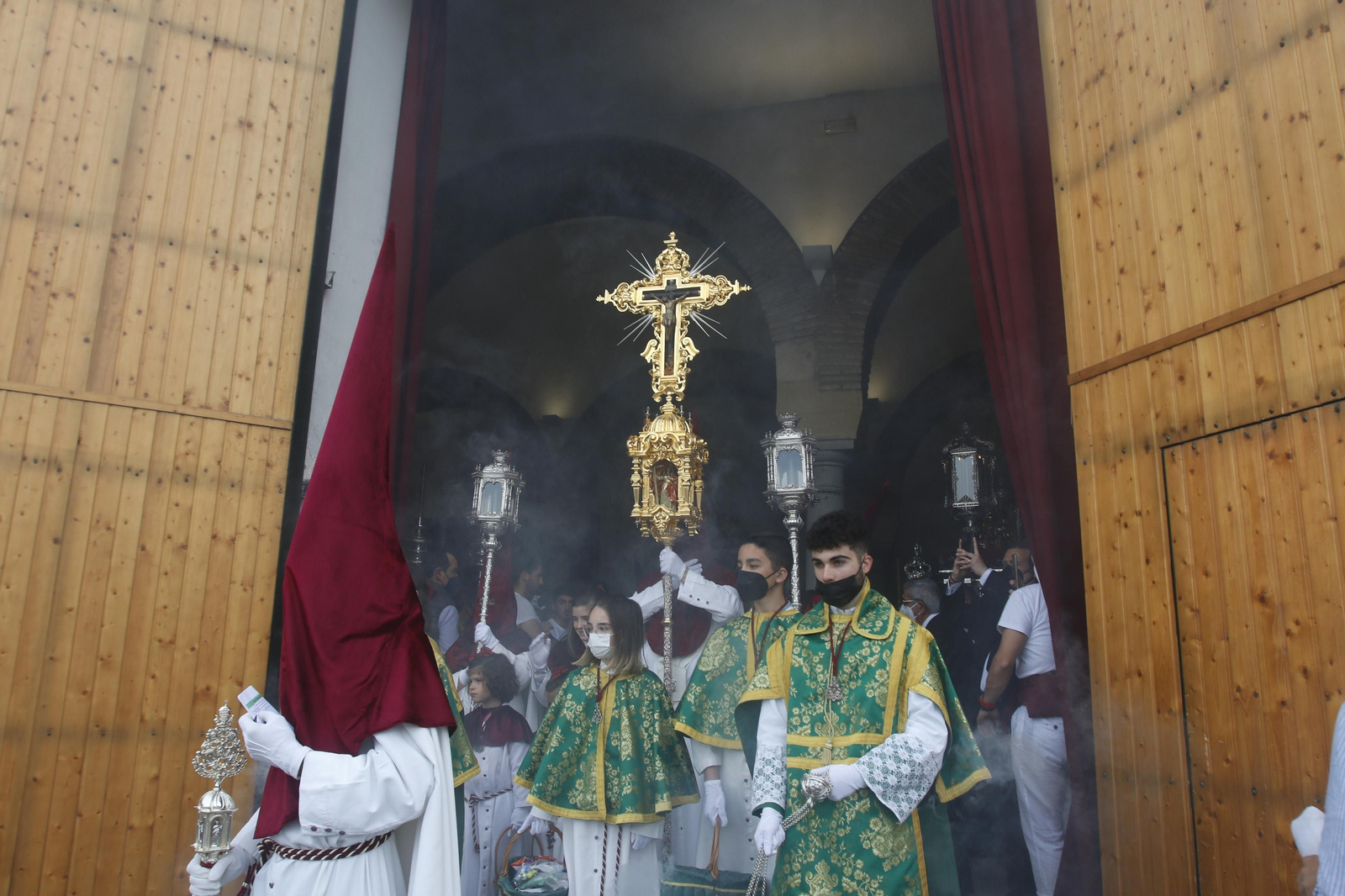 Lunes Santo en Córdoba: La procesión de la Vera-Cruz, en imágenes