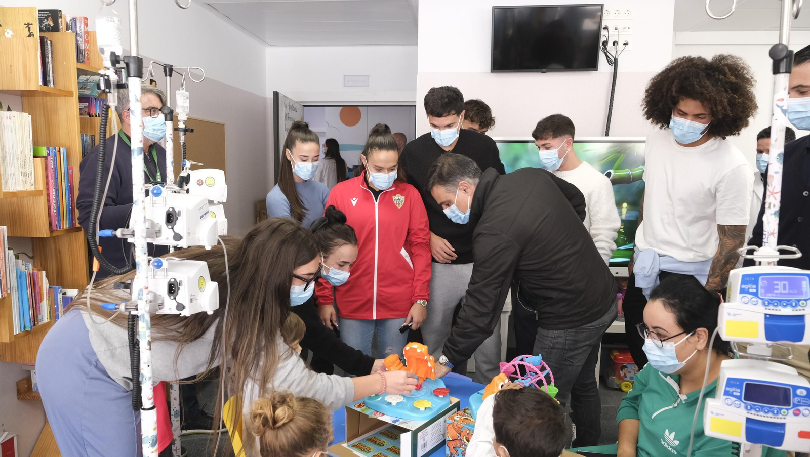 Las imágenes de la visita de los jugadores del Almería a los niños de Torrecárdenas
