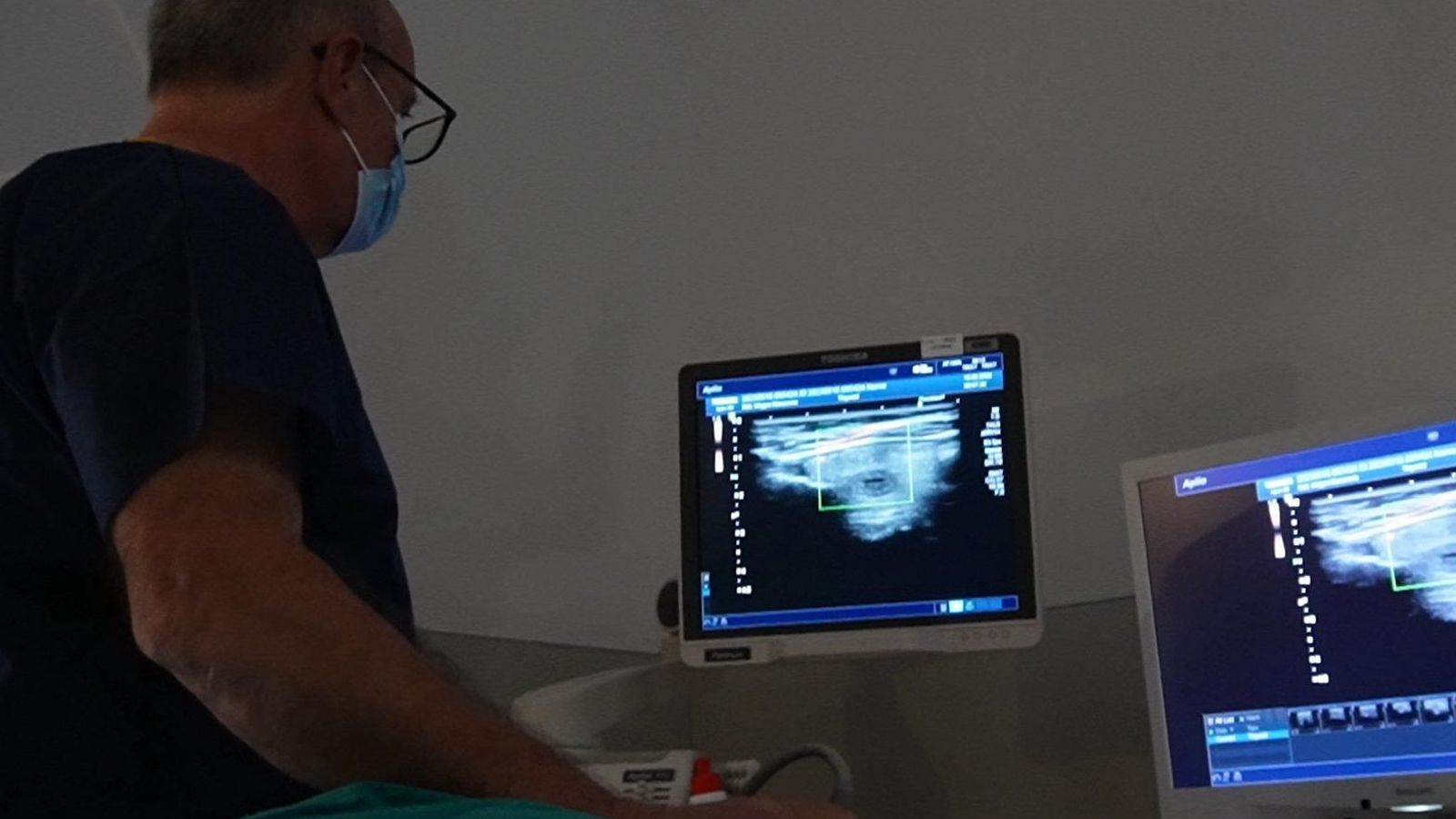 El doctor Martín, durante la realización de una ecografía.