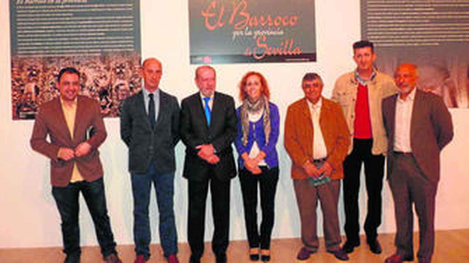 El presidente de la Diputación junto a alcaldes y concejales de algunos de los municipios que recorre la guía y la exposición del Barroco.