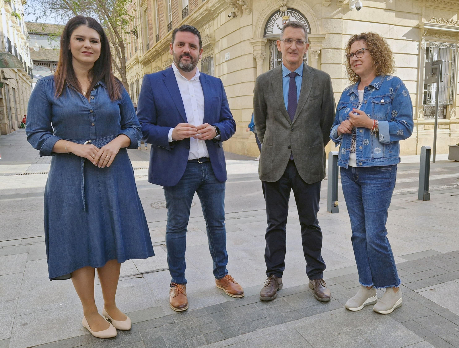 Diputados y parlamentarios del PSOE en la puerta de DIputación.