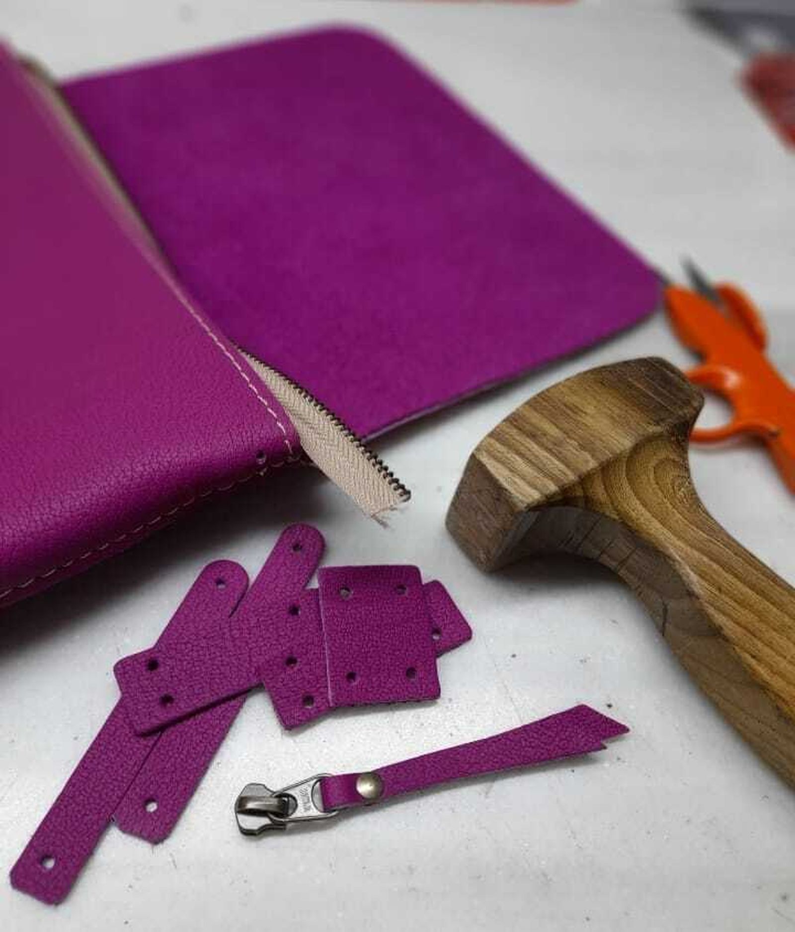 Proceso de elaboración de un artículo CRUSH, junto a una patacabra, utensilio marroquinero.