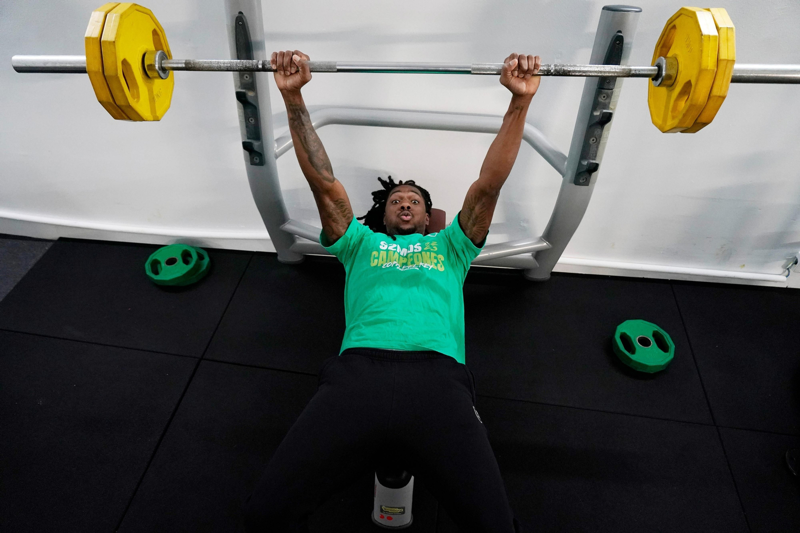 Kendrick Perry levanta pesas.