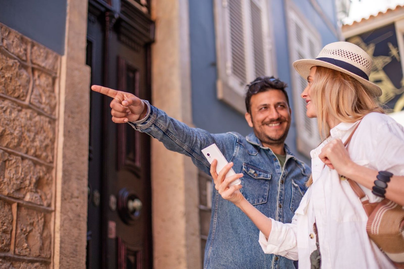 Turistas con un traductor en la mano.