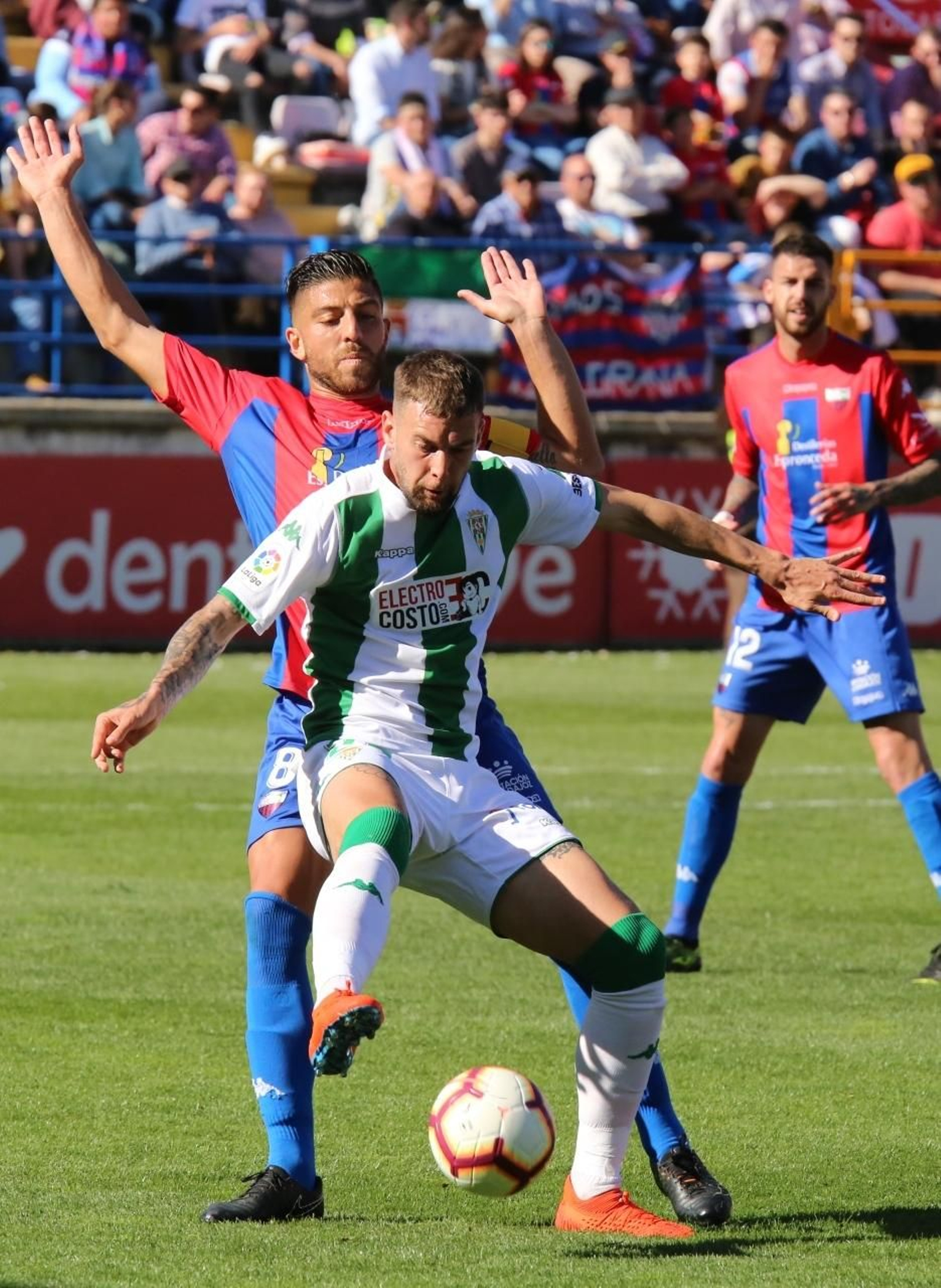 Carrillo pugna por el balón con Zarfino. Carrillo pugna por el balón con Zarfino.