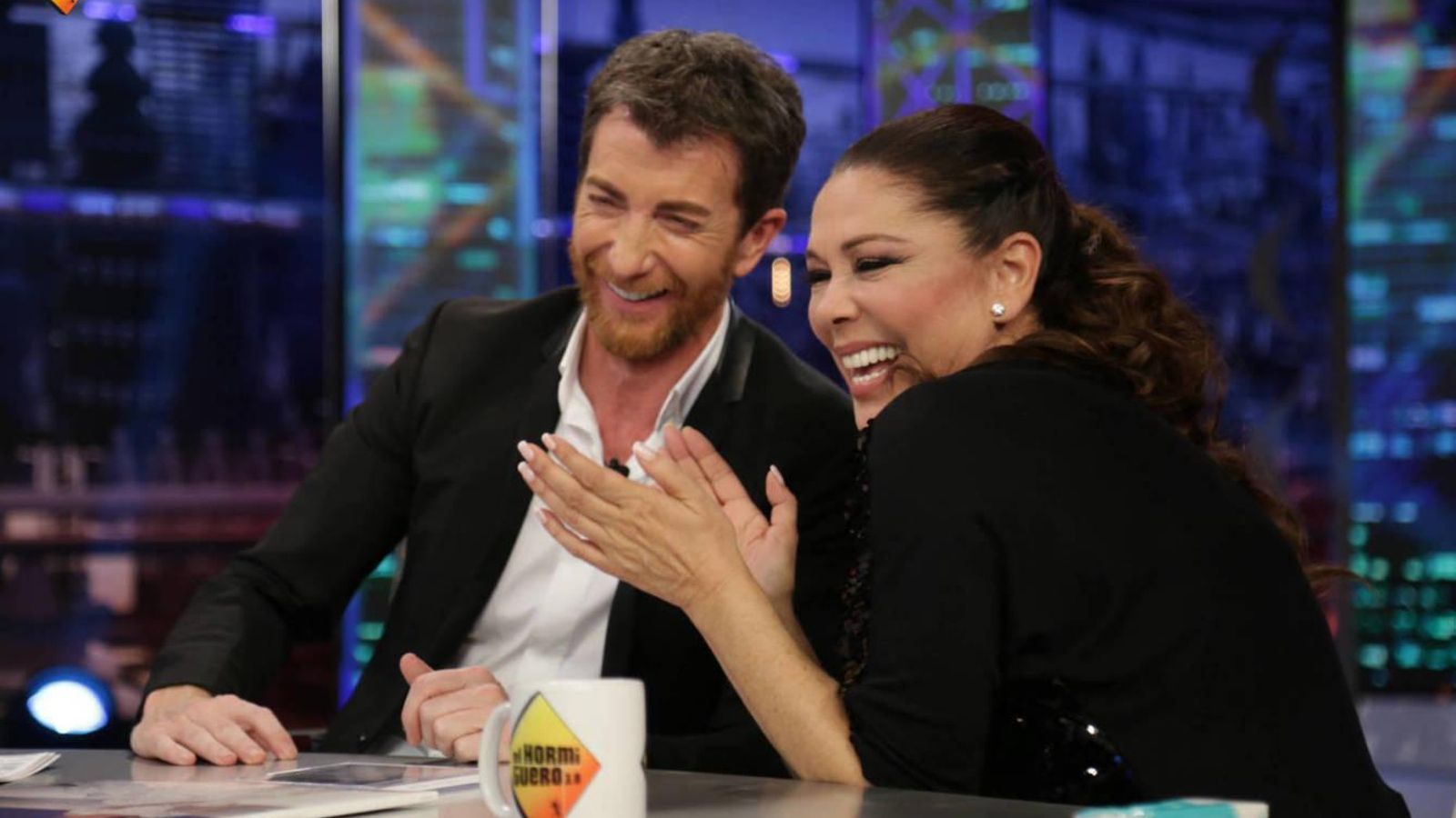 Pablo Motos e Isabel Pantoja, muy sonrientes en 'El hormiguero 3.0'.