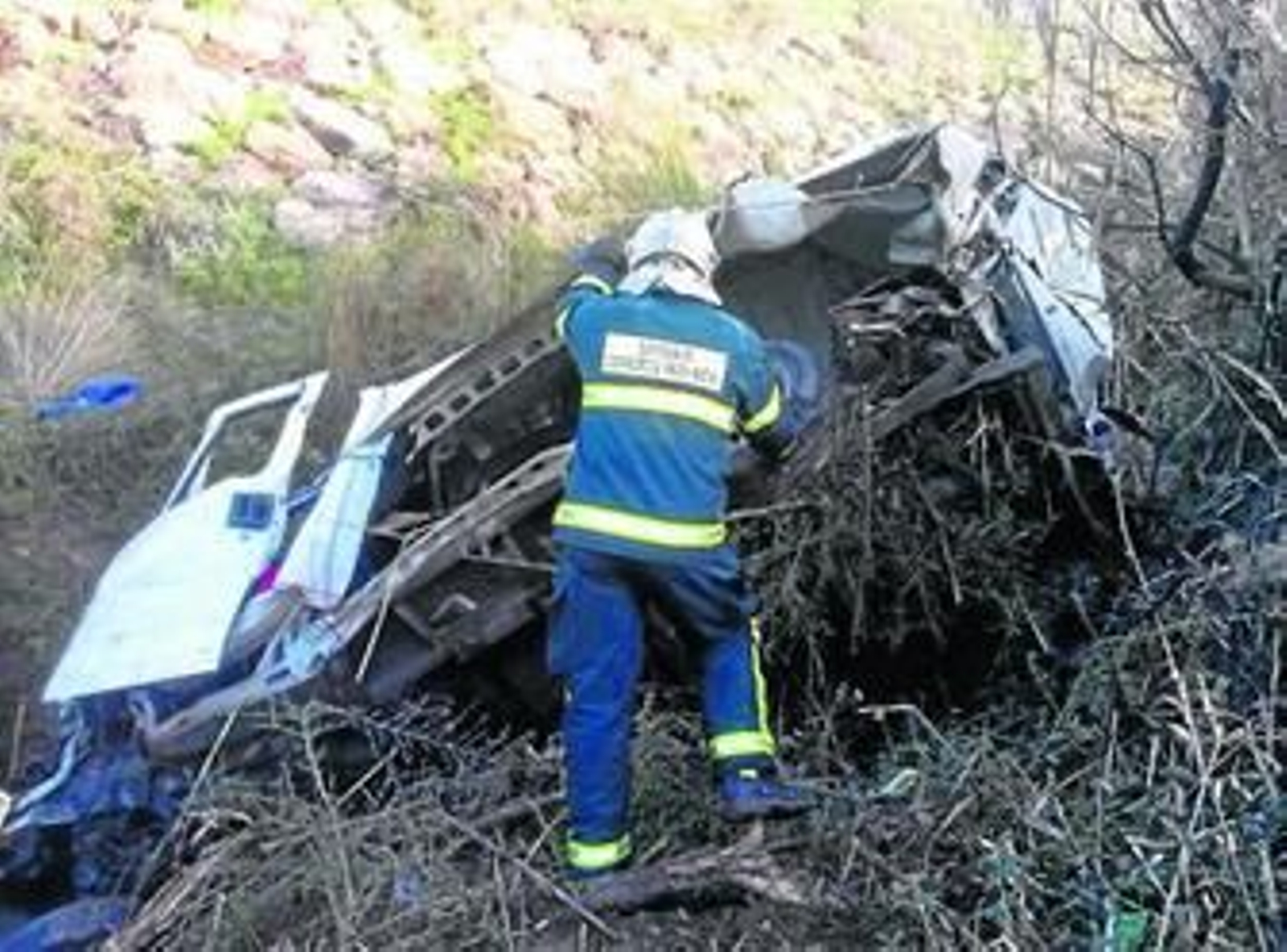 Un funcionario de bomberos inspecciona el furgón accidentado, ayer.