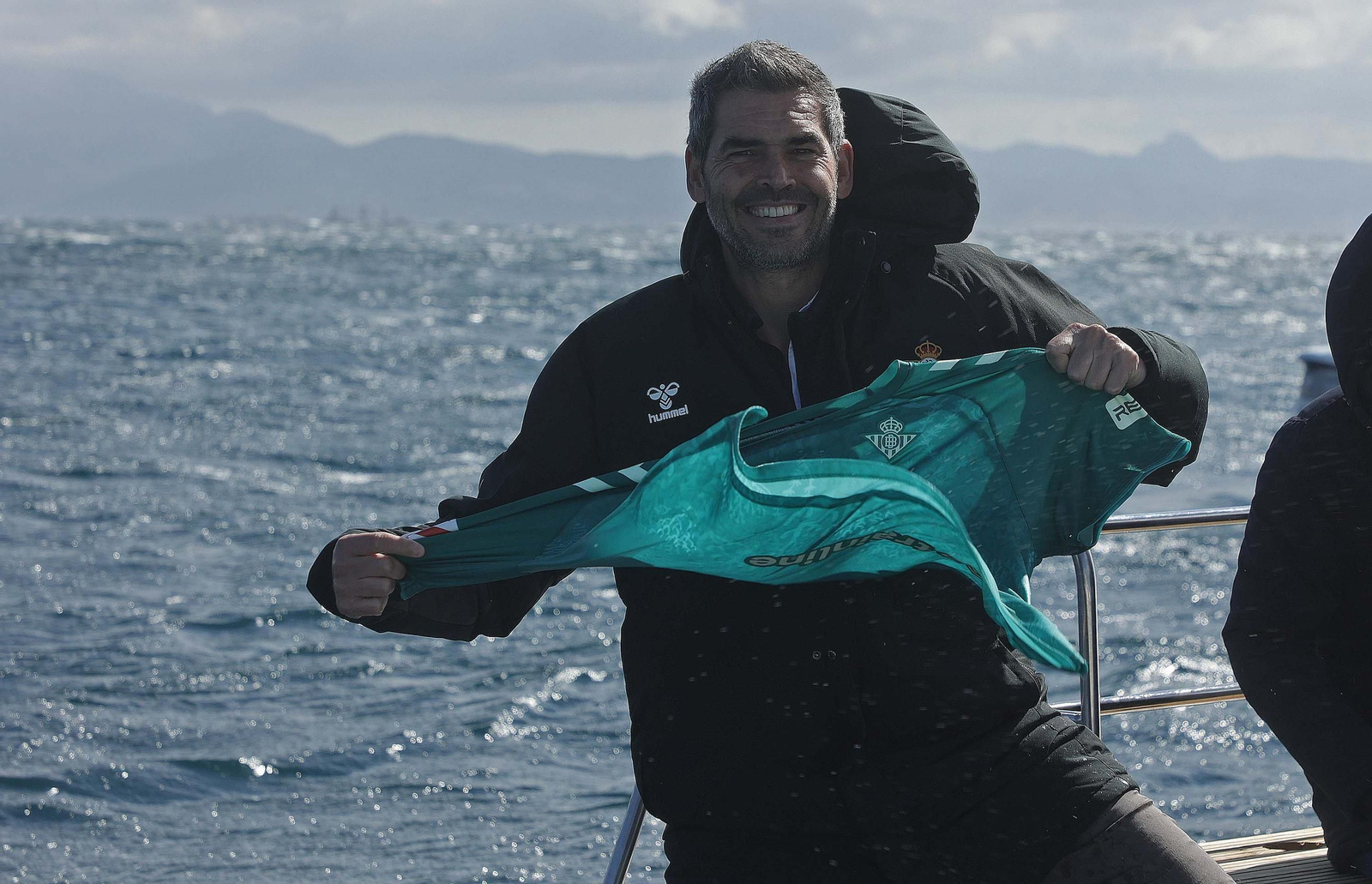 Fotos de la nueva camiseta ecológica del Real Betis fabricada con algas