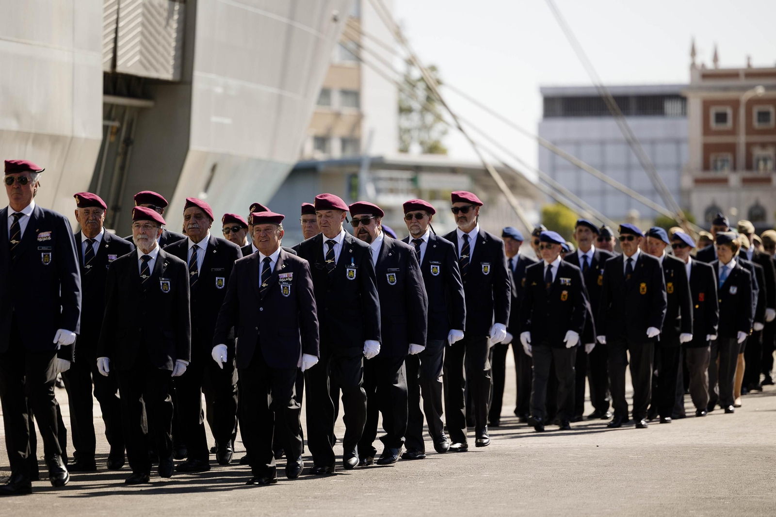 Las imágenes del día del veterano de las Fuerzas Armadas y Guardia Civil en Cádiz.