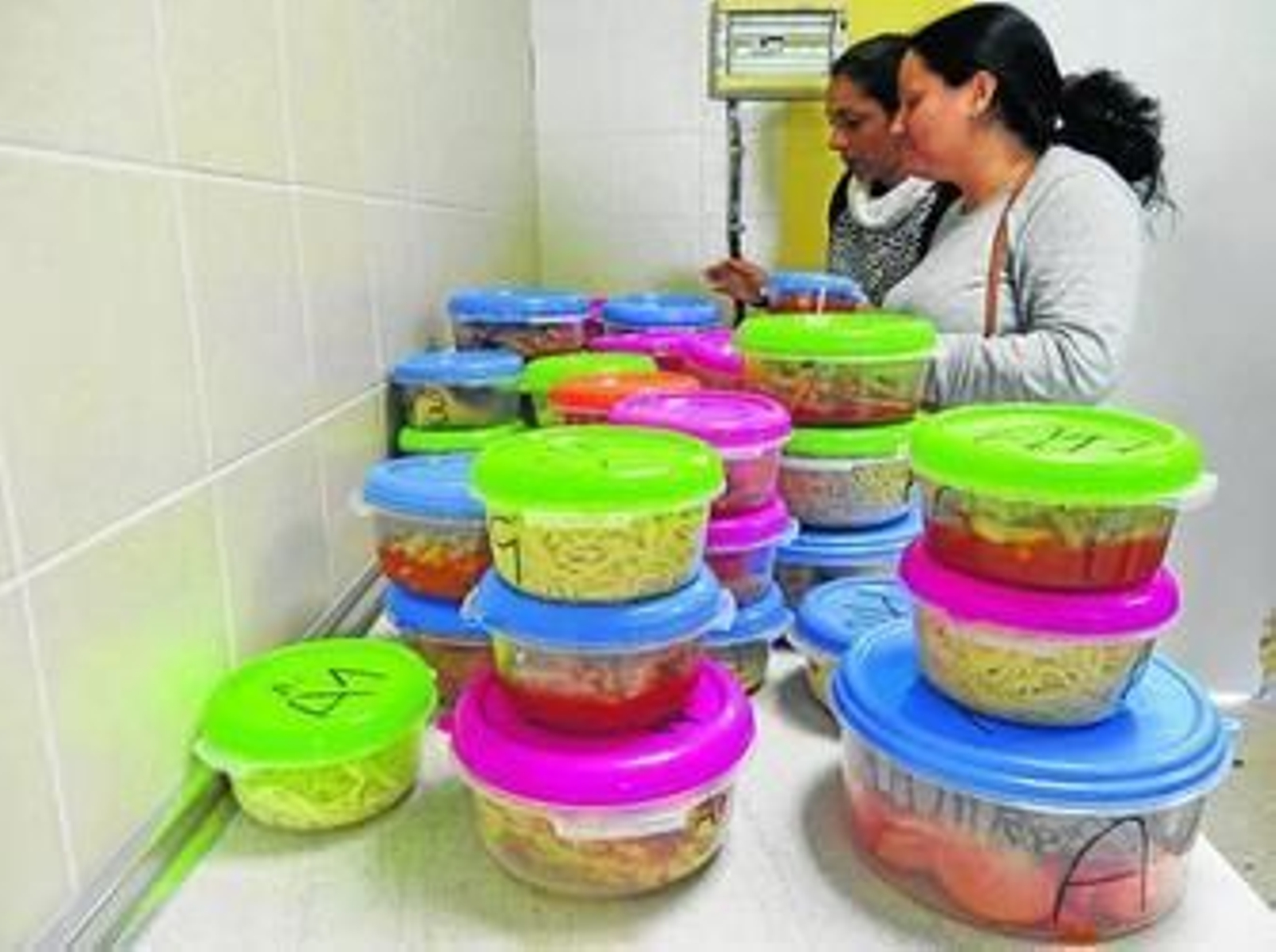 La Bomba, en primer término, sujeta la tarjeta del programa.