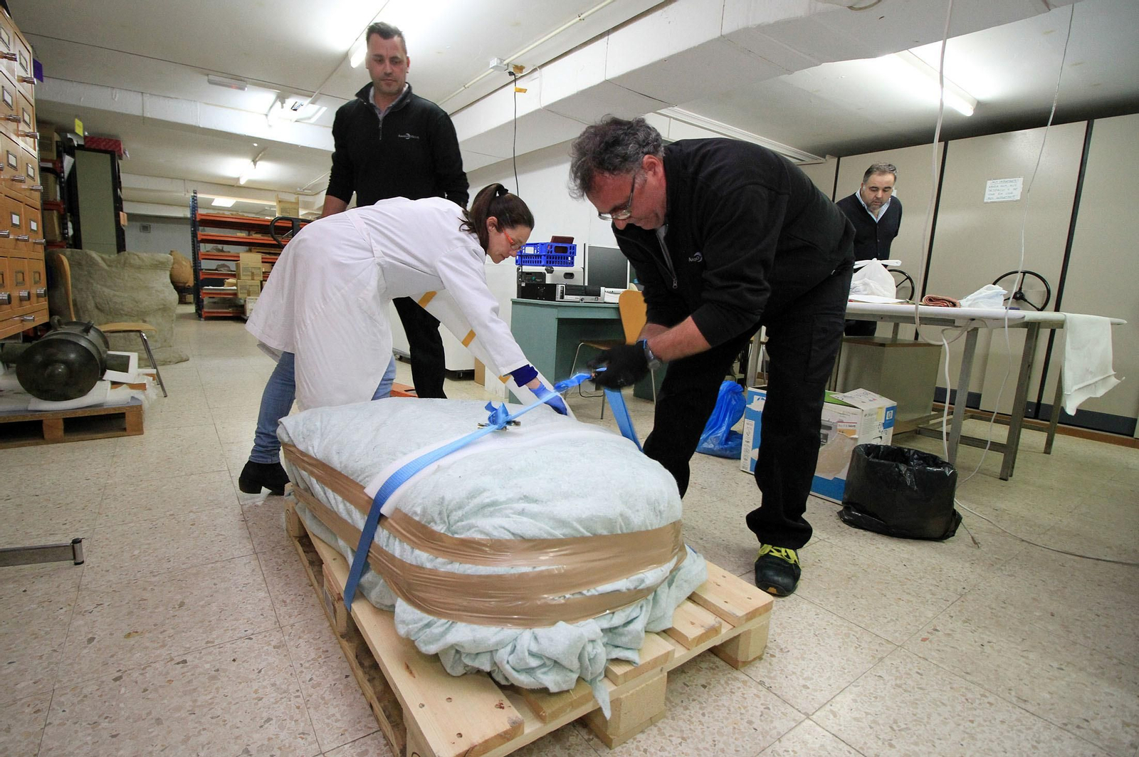 Imágenes de la llegada al museo de Huelva de la estela de cerca de 5.000 años de antigüedad hallada en Cañaveral de León