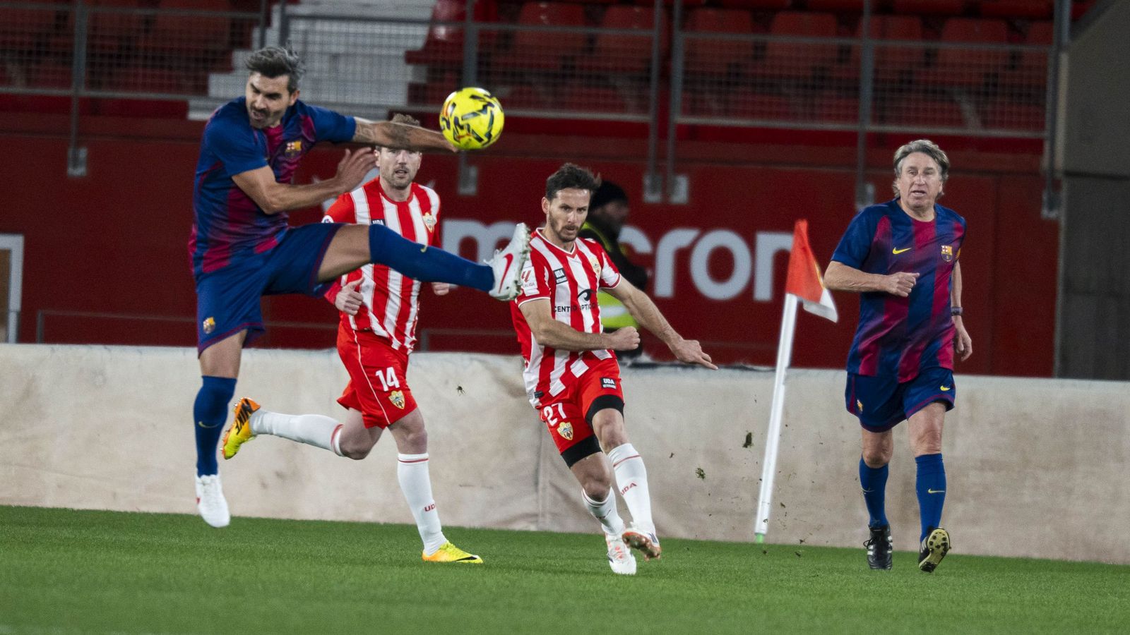 Piatti pone un balón en largo ante el intento de intercepción de un rival durante una acción del encuentro.
