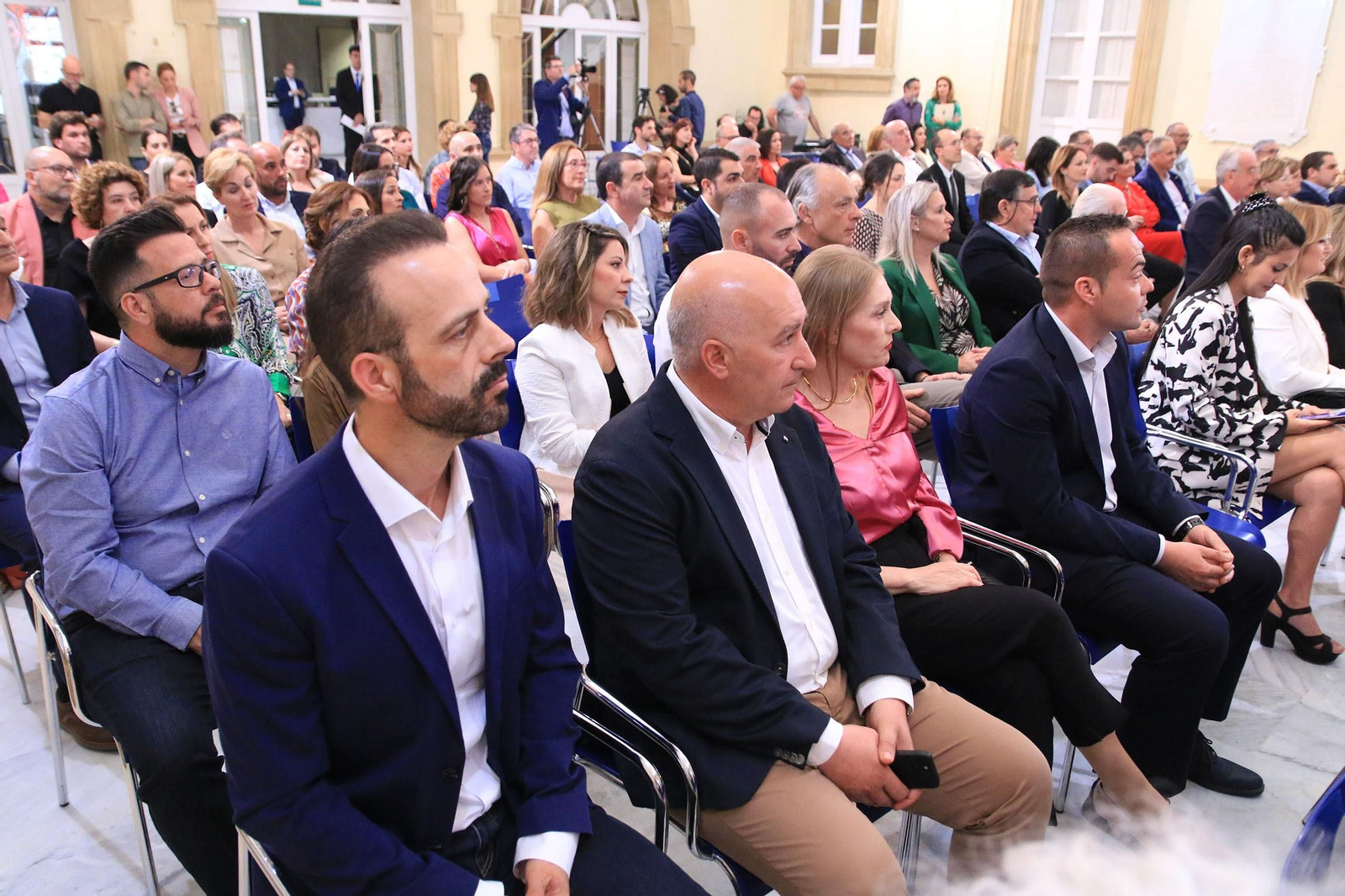 La diputación impone el Escudo de la Provincia a Pedro Caparrós