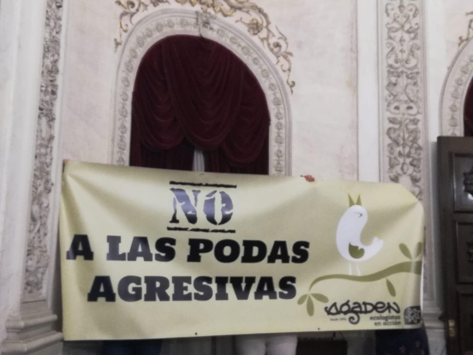 Cartel de protesta de los ecologistas de Agaden-EA en el pleno del Ayuntamiento.