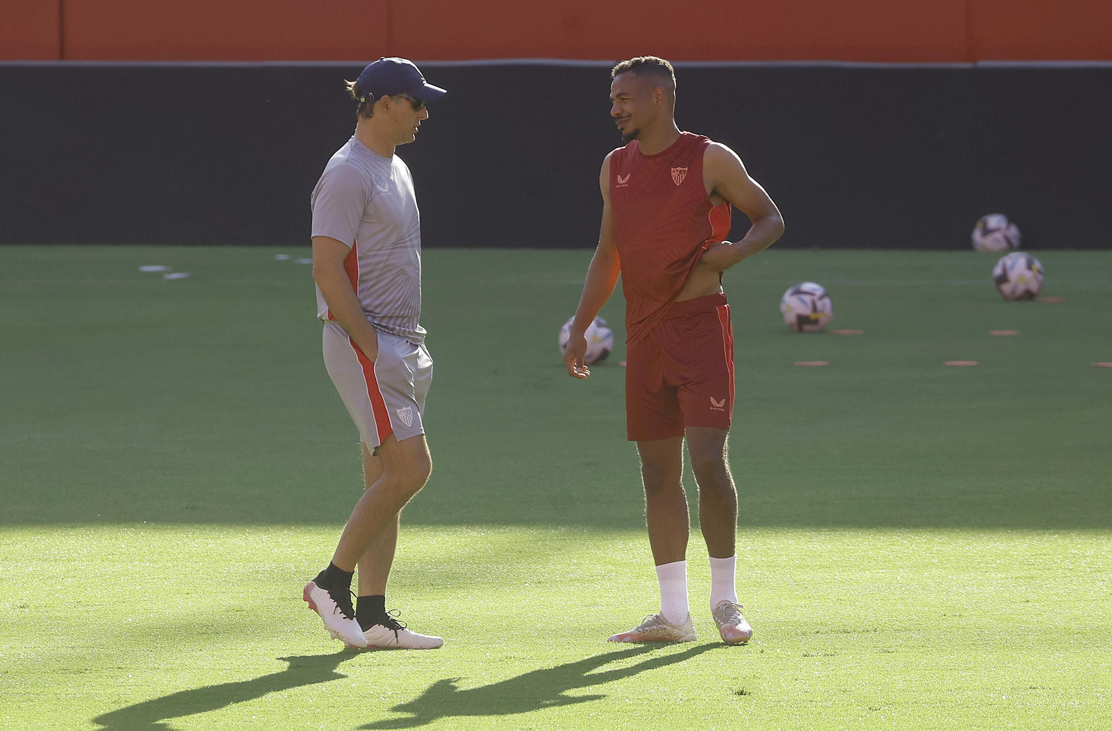 Lopetegui conversa con Fernando en el entrenamiento sevillista.