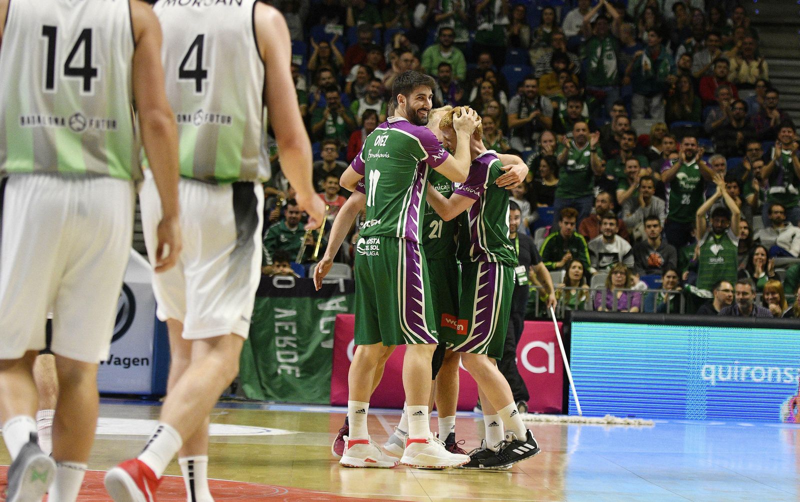 Dani Diez, abrazando a Alberto Díaz.