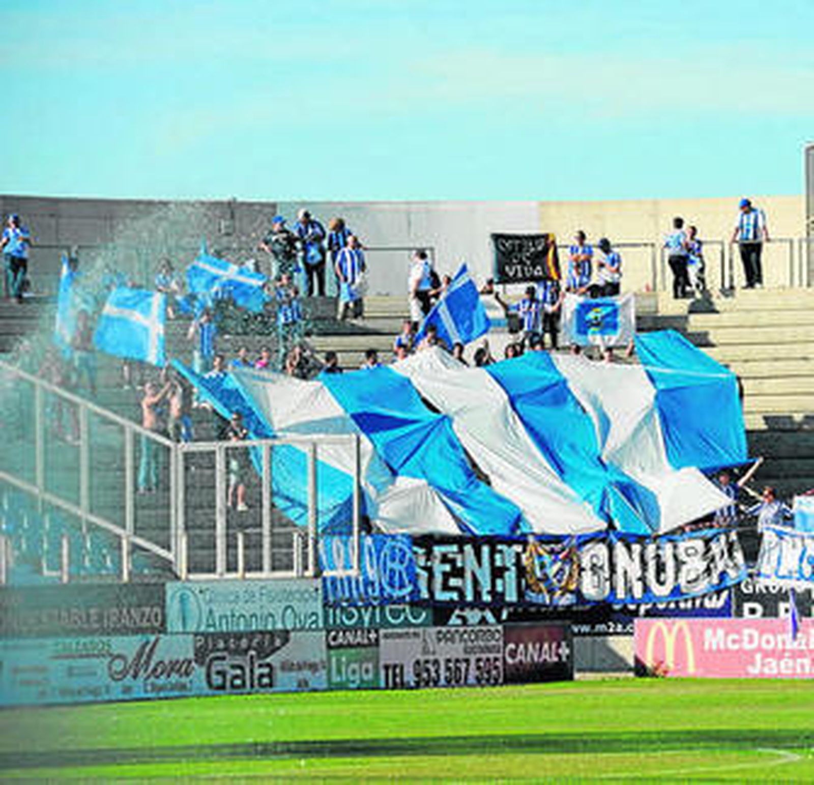 Algunos de los seguidores del Recre, en el Nuevo La Victoria de Jaén.