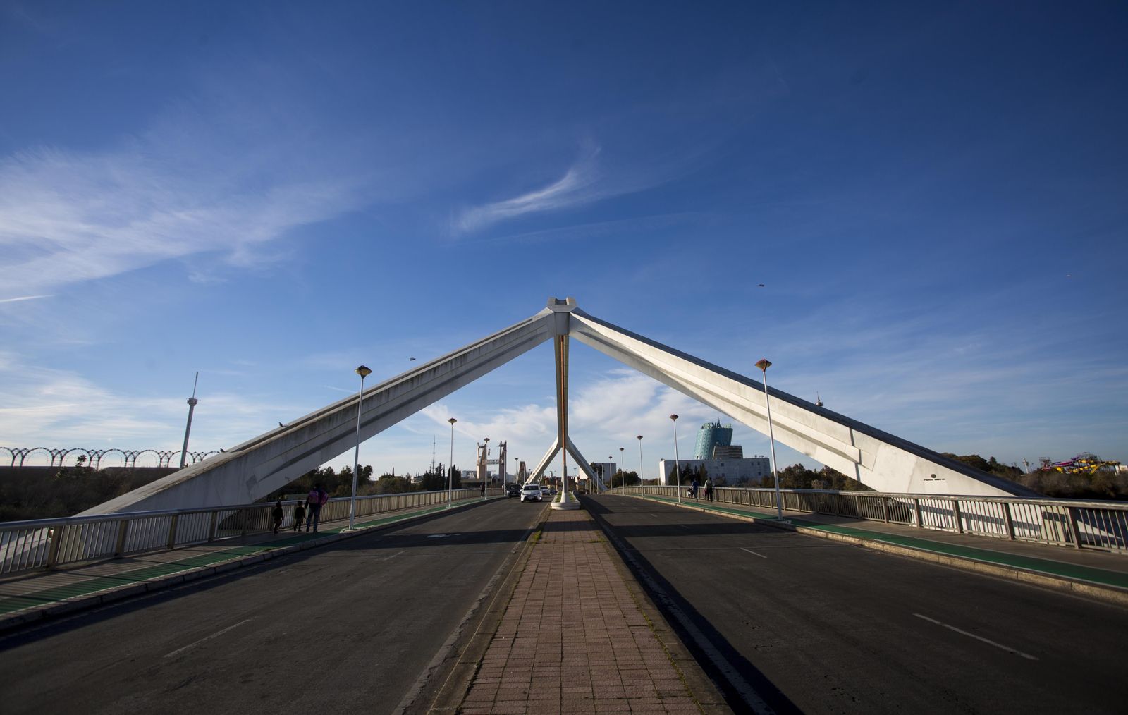 Puente de la Barqueta, una de las entradas a la Isla de la Cartuja.