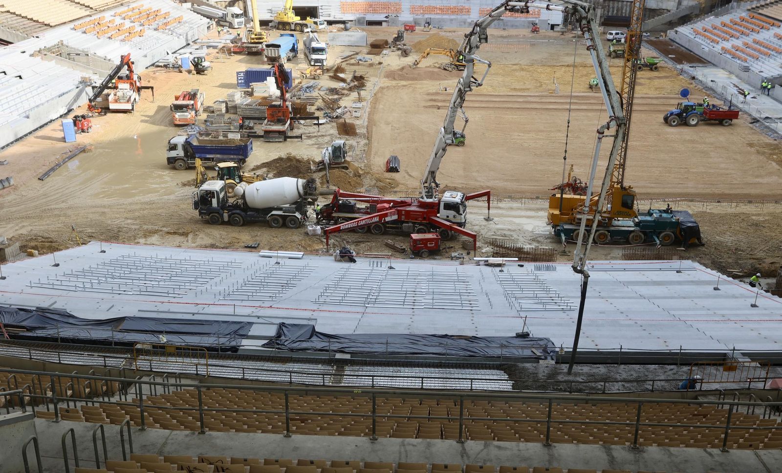 Visita del presidente de la R Federación Española de Fútbol a las obras del  Estadio de La Cartuja