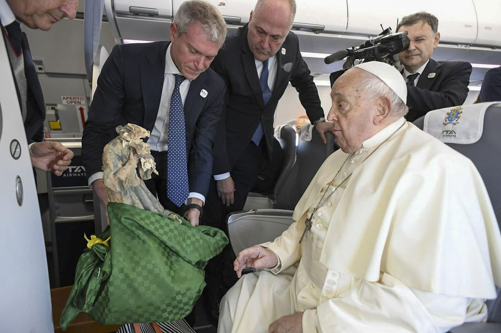 El ángel de la iglesia de Picanya entregado al papa Francisco.