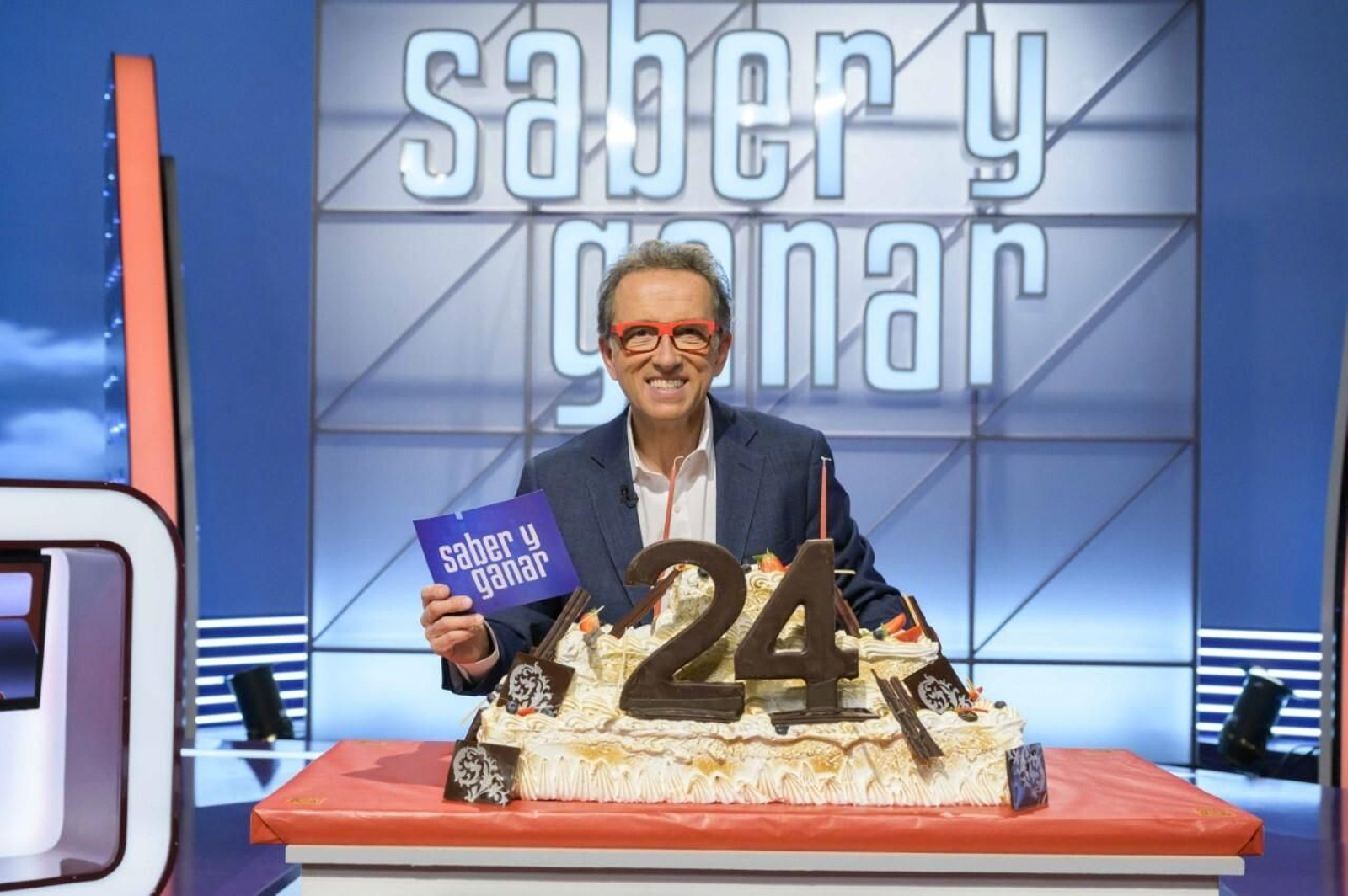 Jordi Hurtado con la tarta de 24º aniversario de 'Saber y ganar'