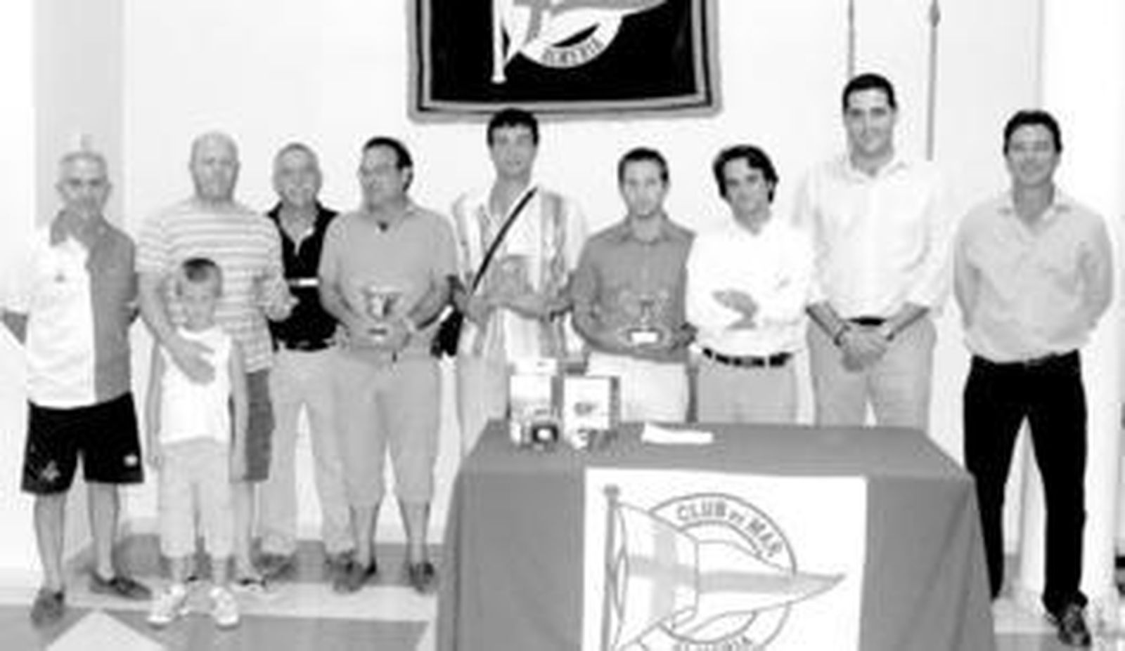 Los premiados posan en el Club de Mar junto a los organziadores y autoridades.