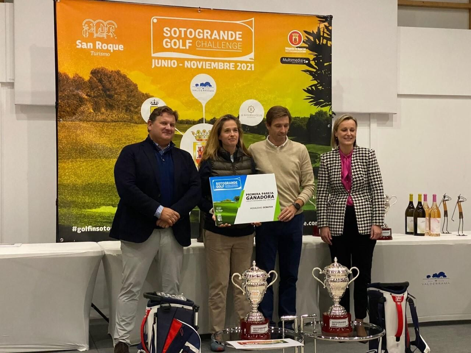 Covadonga Basagoiti y Juan Álvarez Renduelles, en la entrega de trofeos