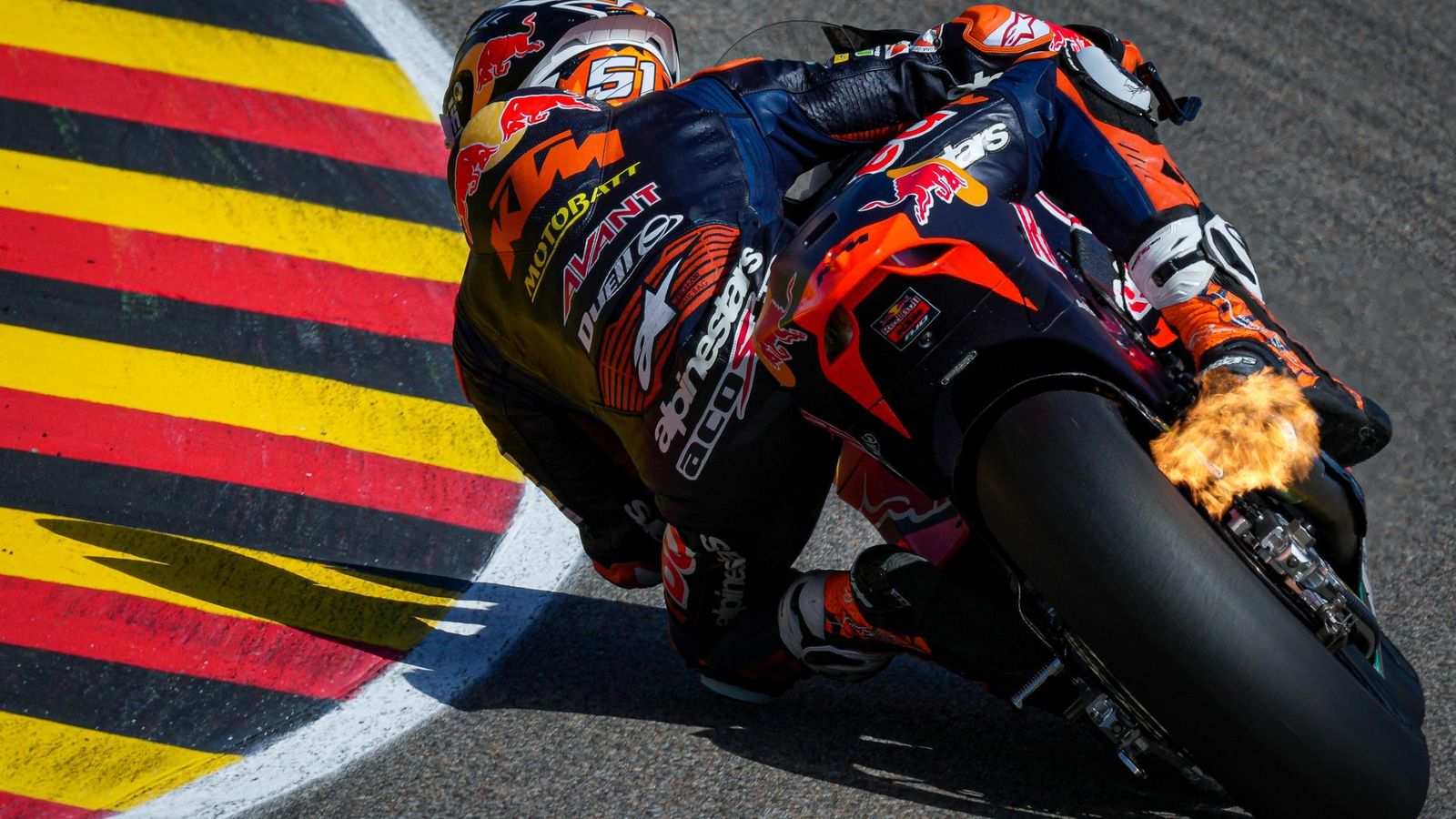 Pedro Acosta, con su KTM en llamas, se quedó fuera del Top 10 en Alemania.