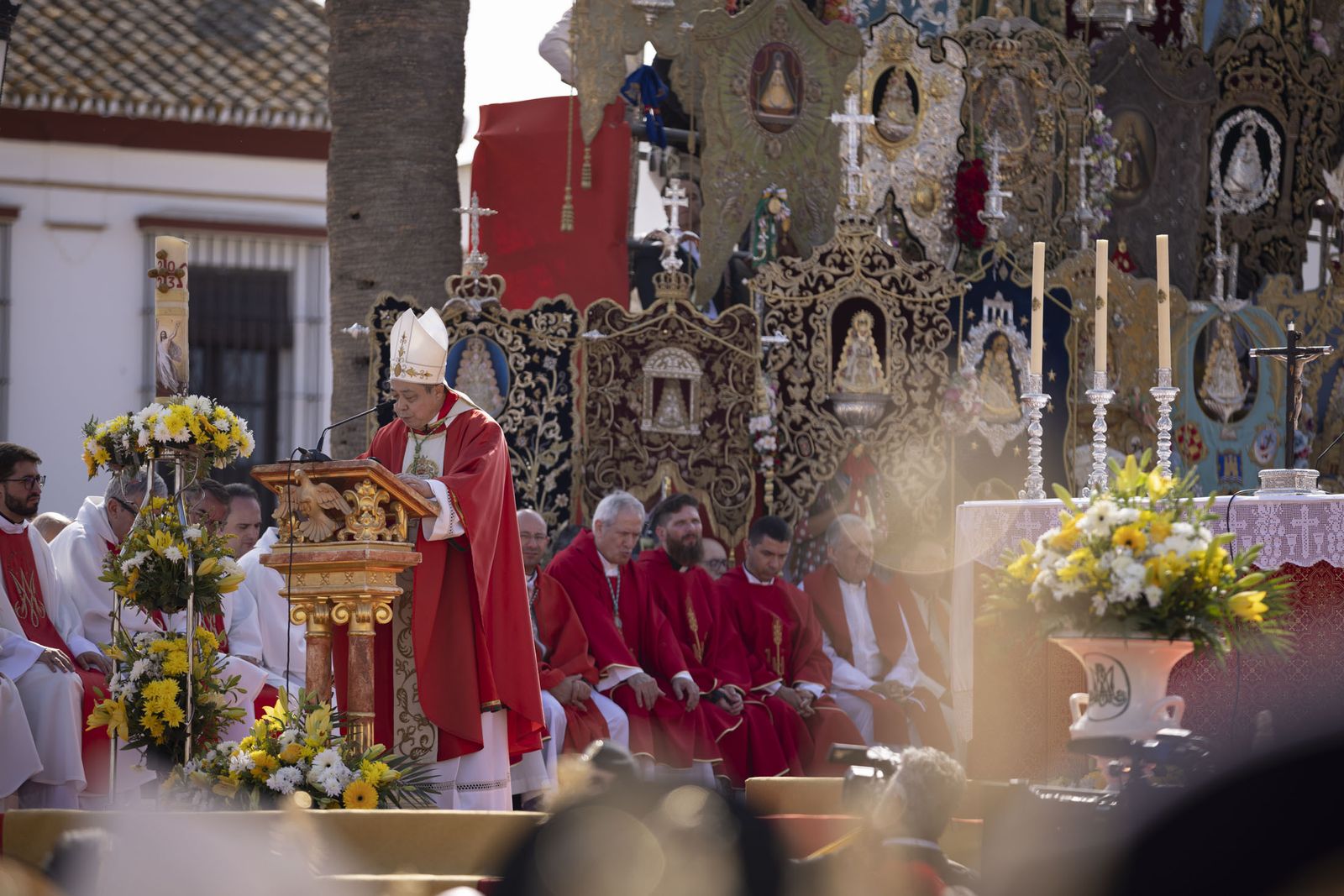 El Rocio 2023: Imágenes de la misa Pontifical del Domingo de Pentecostés