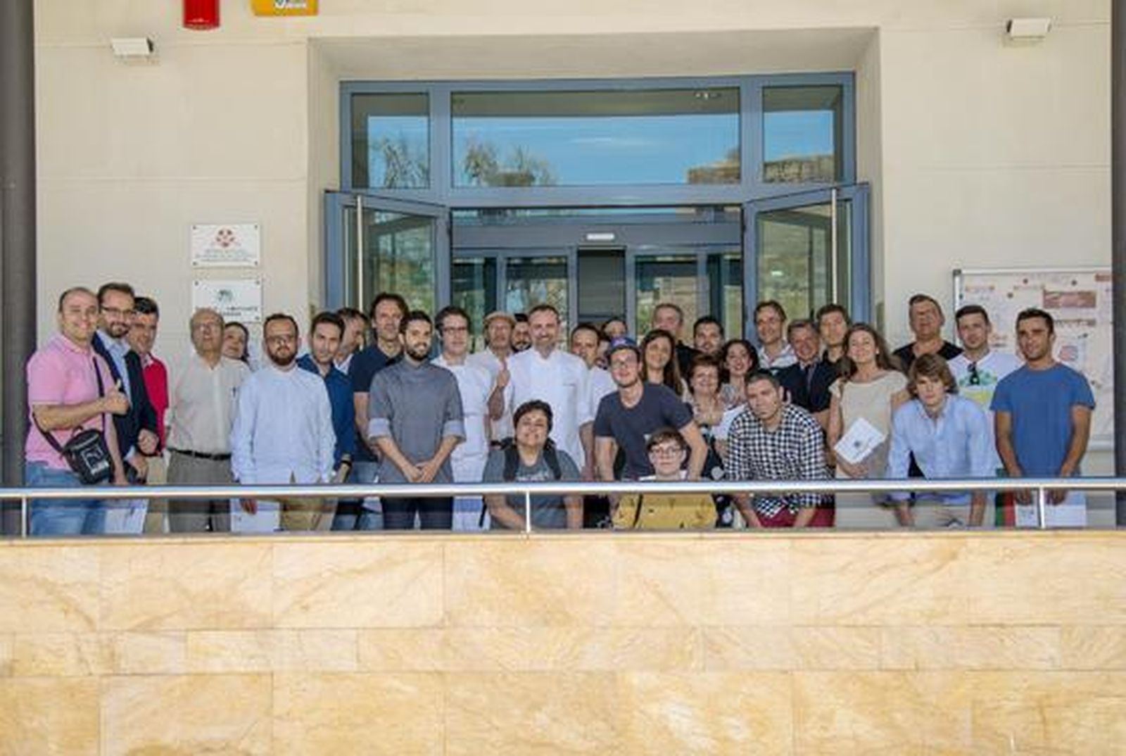 Rodrigo de la calle en la escuela de hostelería. La Escuela de Hostelería de Córdoba ha llevado a cabo una jornada de formación con el chef Rodrigo de la Calle, una experiencia con la alta cocina verde y saludable. / rafael A. Butelo