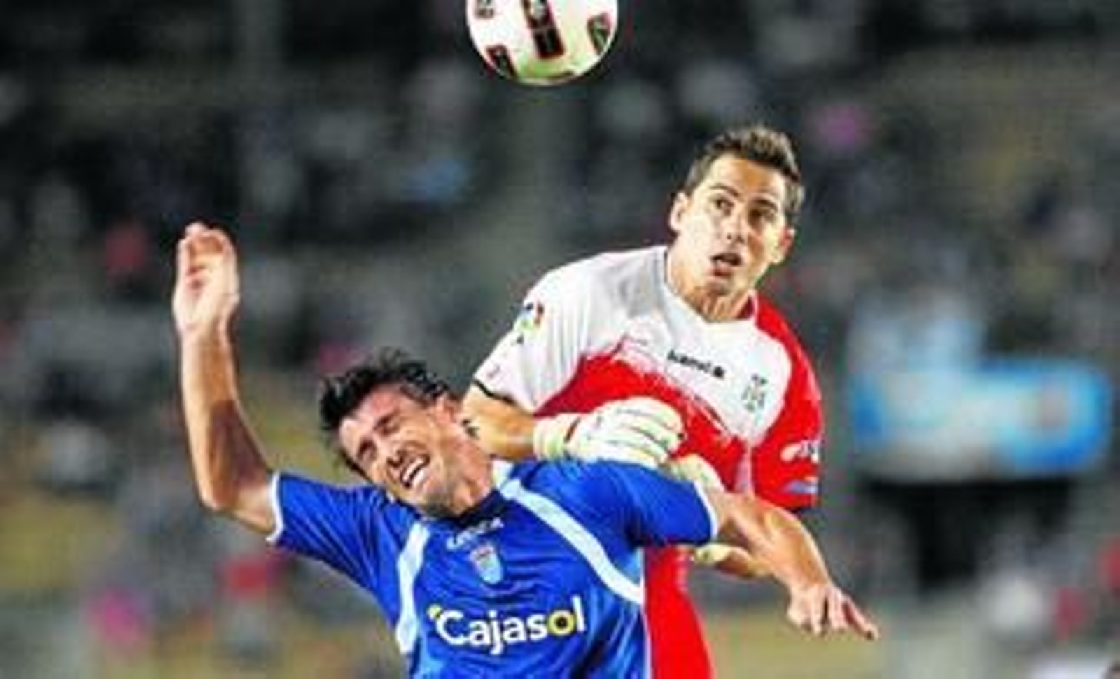 Aragoneses salta con Mario Bermejo, ayer muy desacertado, en un lance del partido.