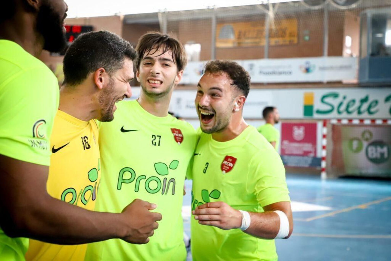 Los jugadores del BM Proin Triana celebran el triunfo al final.