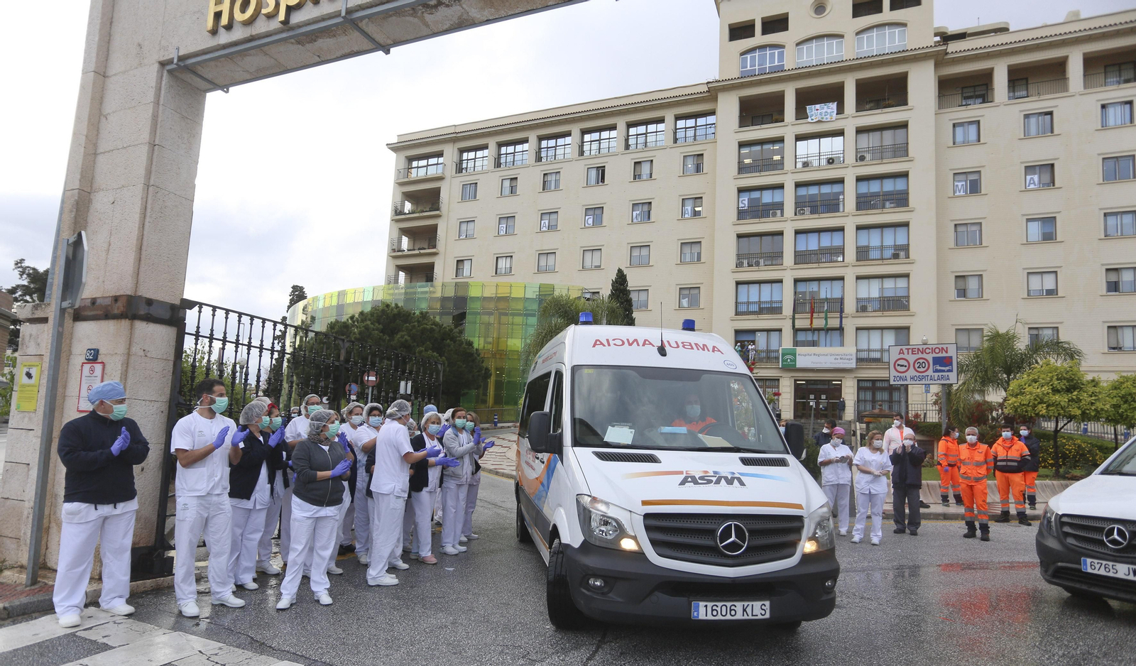 Coronavirus en Málaga: Aplausos que emocionan en el hospital Regional, en fotos
