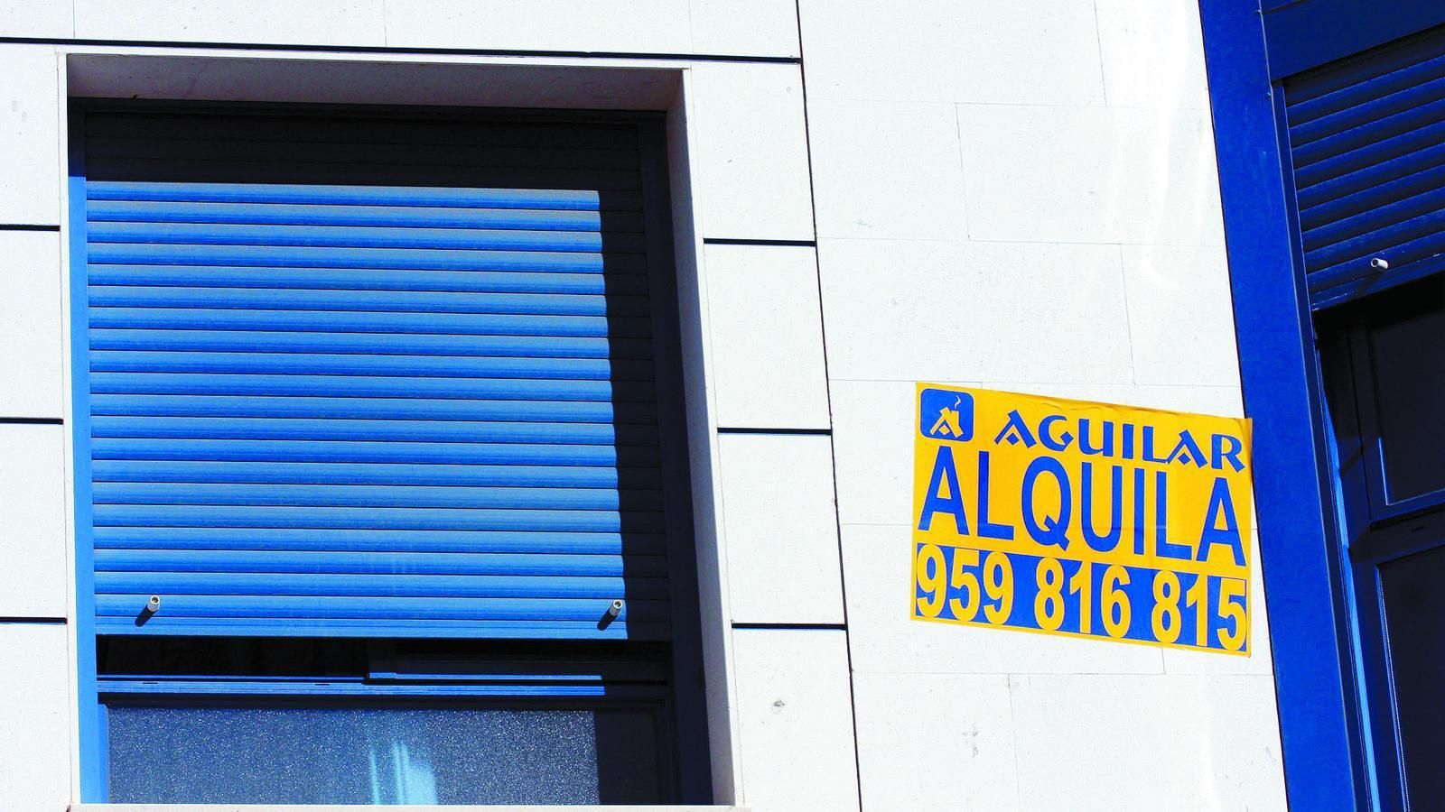 Cartel anunciando una vivienda en alquiler en la capital.