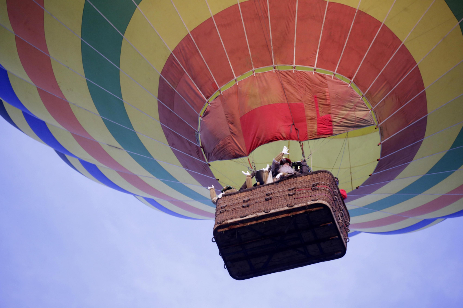 Los Reyes Magos saludan desde el globo aerostático.