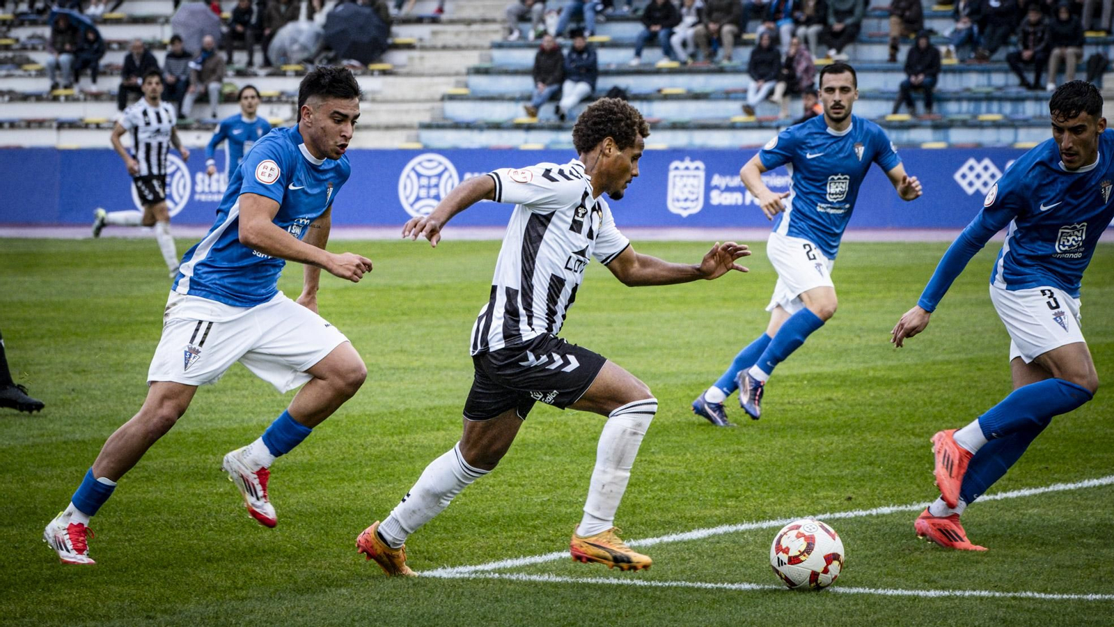 Las imágenes del partido de fútbol entre el San Fernando Club Deportivo y la Balompédica Linense