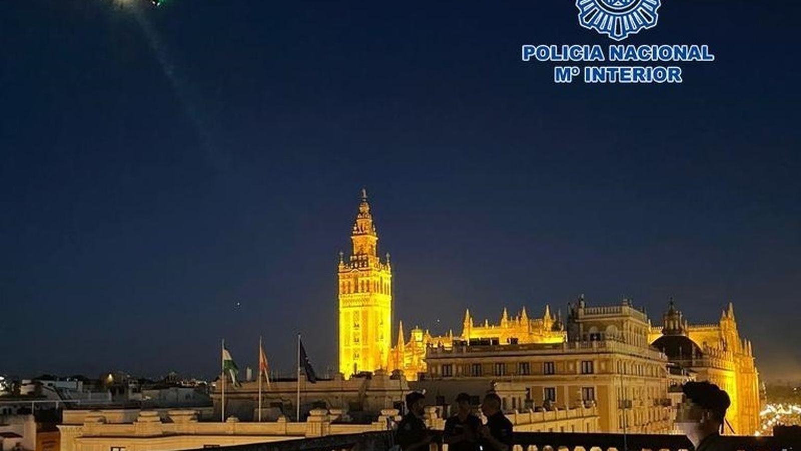 Policías nacionales dirigen uno de los drones del Cuerpo para detectar el vuelo ilegal de estos aparatos.