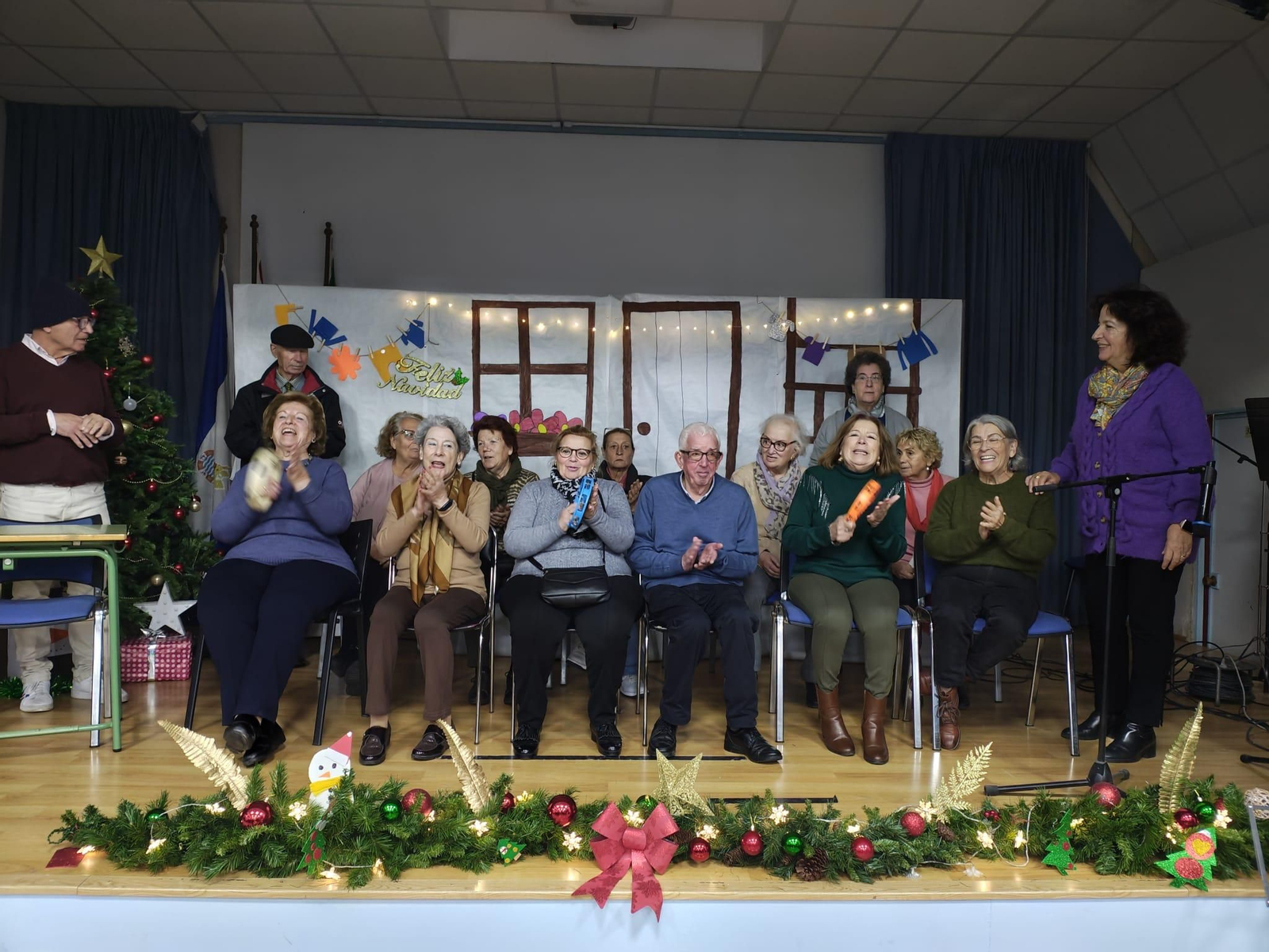 Alumnos del CEPER Victoria Alba, durante su actuación.