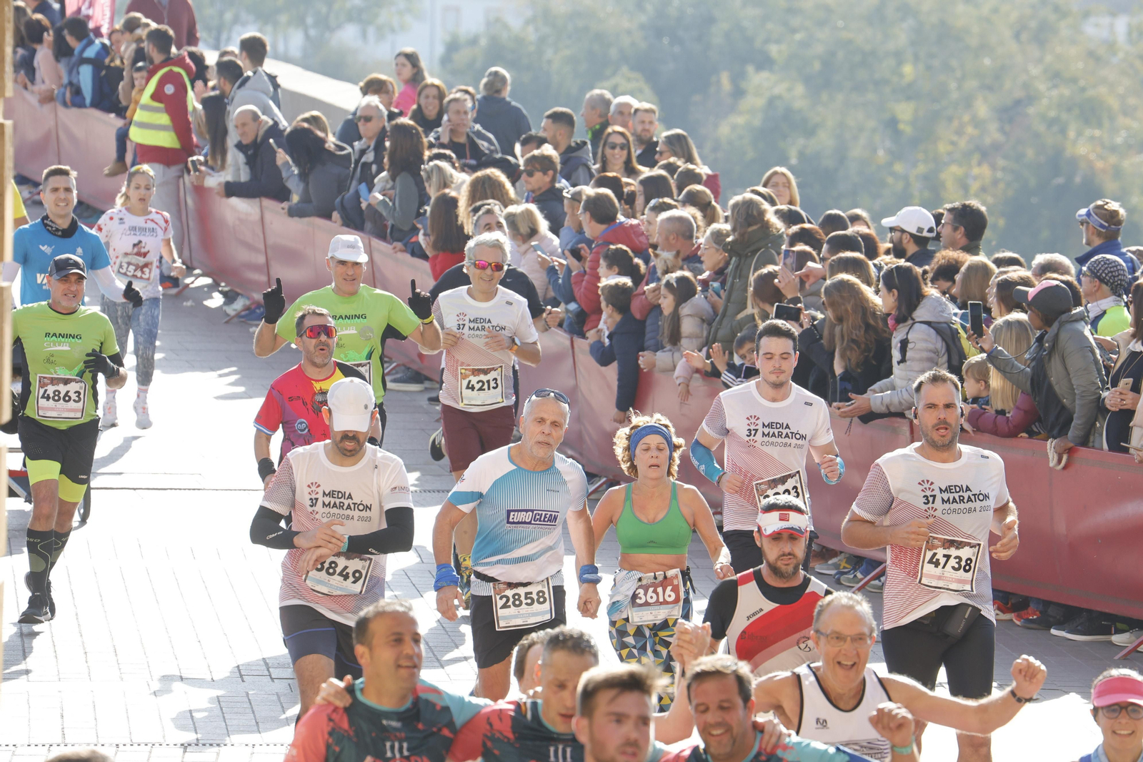Media Maratón de Córdoba 2023: La gloria de cruzar la Puerta del Puente, en imágenes