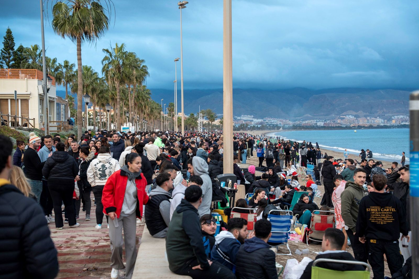 Miles de almerienses en las playas de Roquetas de Mar durante una celebración.