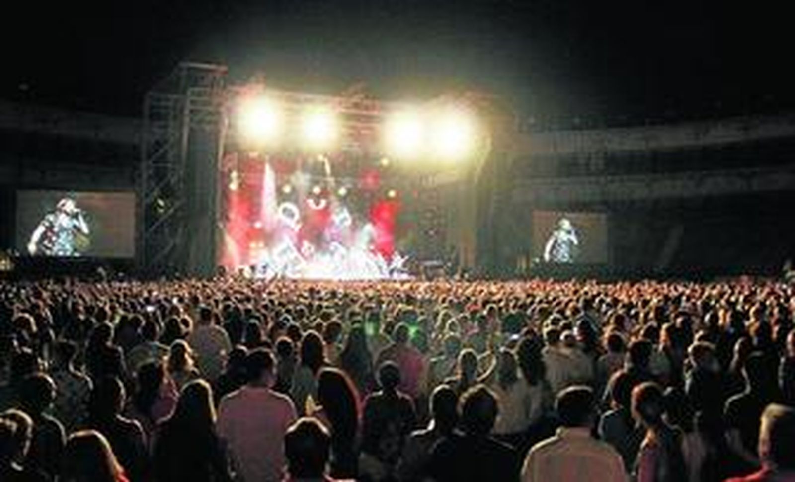 El concierto de Manuel Carrasco, en la imagen, fue uno de los más esperados por el público, con más de 8.000 espectadores.