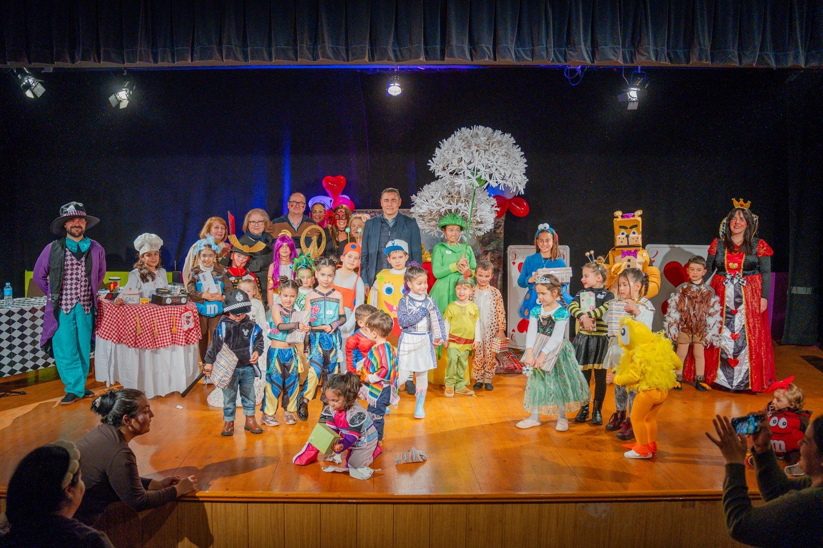 Daniel Salcedo con los participantes en el concurso infantil de Disfraces en la Biblioteca Municipal de Roquetas de Mar.