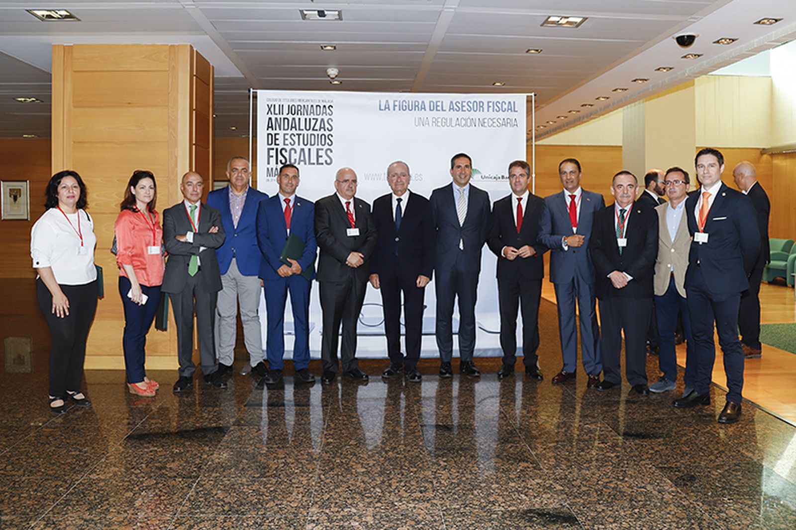 Alcalde y presidente con la junta directiva del Colegio de Titulares Mercantiles y ponentes de la jornada.